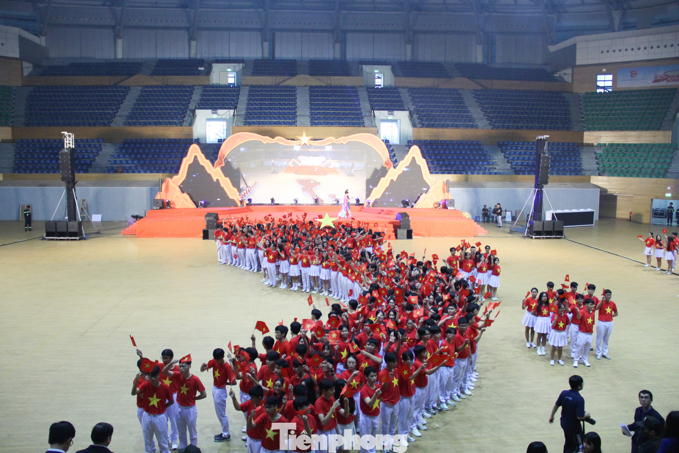 "Được đồng diễn xếp hình bản đồ Việt Nam trong một chương trình ý nghĩa như thế này, em rất tự hào. Hình ảnh bản đồ Tổ quốc luôn nhắc nhở thế hệ trẻ chúng em thêm trân trọng công lao của các bậc ông cha đi trước, tự nhắc nhở mình phấn đấu rèn luyện, học tập để giữ gìn chủ quyền quốc gia, xây dựng đất nước giàu mạnh", Ngọc Trân cho biết. "Được đồng diễn xếp hình bản đồ Việt Nam trong một chương trình ý nghĩa như thế này, em rất tự hào. Hình ảnh bản đồ Tổ quốc luôn nhắc nhở thế hệ trẻ chúng em thêm trân trọng công lao của các bậc ông cha đi trước, tự nhắc nhở mình phấn đấu rèn luyện, học tập để giữ gìn chủ quyền quốc gia, xây dựng đất nước giàu mạnh", Ngọc Trân cho biết.