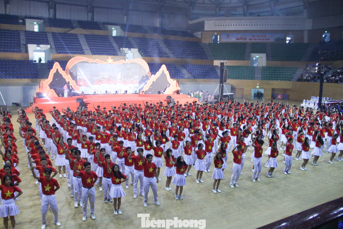 Chiều 24/12, trong khuôn khổ Lễ phát động cuộc vận động Tự hào một dải non sông do T.Ư Đoàn tổ chức, hơn 1.000 đoàn viên thanh niên Đà Nẵng đã xếp hình bản đồ Việt Nam để hưởng ứng chương trình. Ảnh: Giang Thanh Chiều 24/12, trong khuôn khổ Lễ phát động cuộc vận động Tự hào một dải non sông do T.Ư Đoàn tổ chức, hơn 1.000 đoàn viên thanh niên Đà Nẵng đã xếp hình bản đồ Việt Nam để hưởng ứng chương trình. Ảnh: Giang Thanh