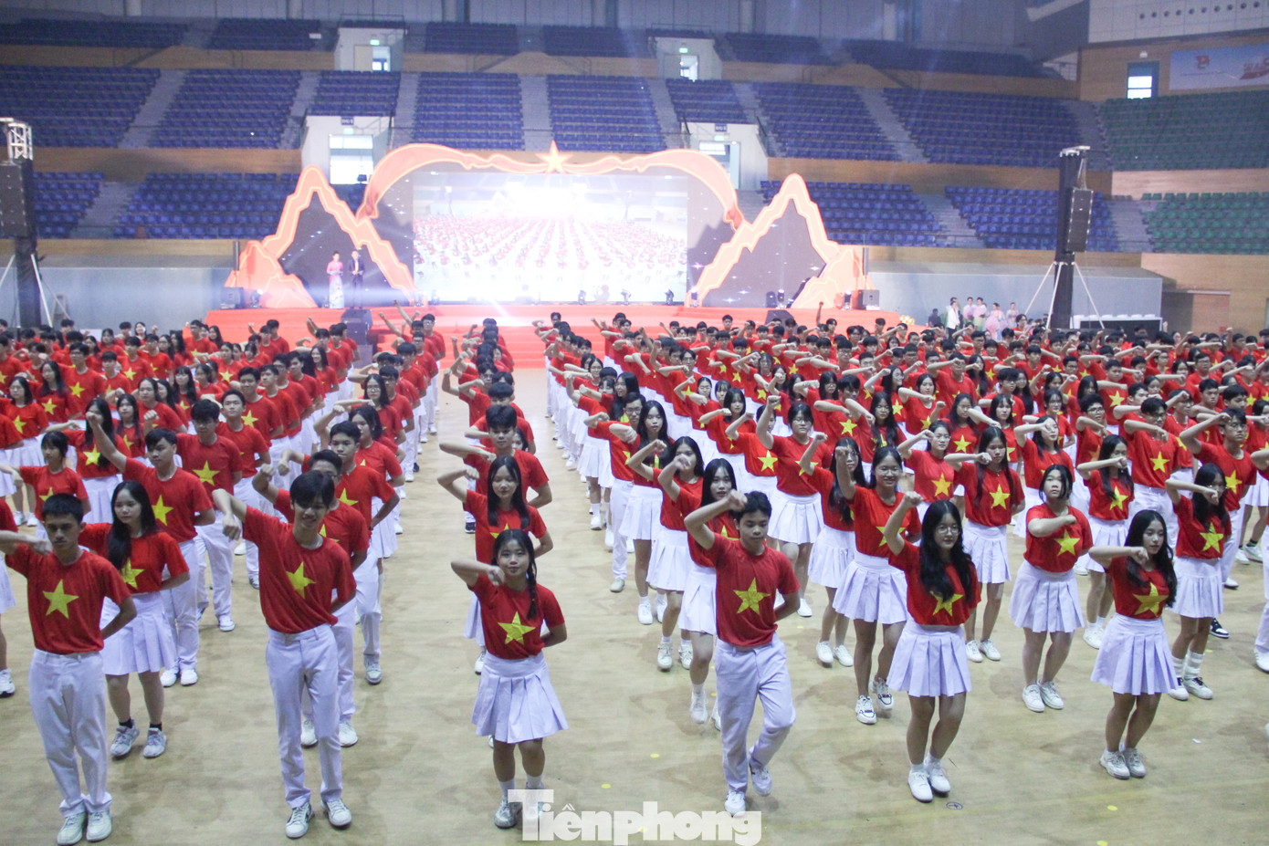 Mang trên mình chiếc áo cờ đỏ sao vàng, với trái tim tuổi trẻ tràn đầy nhiệt huyết, đoàn viên, thanh niên, học sinh TP. Đà Nẵng tự hào khi cùng nắm tay nhau xếp thành bản đồ Tổ quốc thân yêu. Mang trên mình chiếc áo cờ đỏ sao vàng, với trái tim tuổi trẻ tràn đầy nhiệt huyết, đoàn viên, thanh niên, học sinh TP. Đà Nẵng tự hào khi cùng nắm tay nhau xếp thành bản đồ Tổ quốc thân yêu.