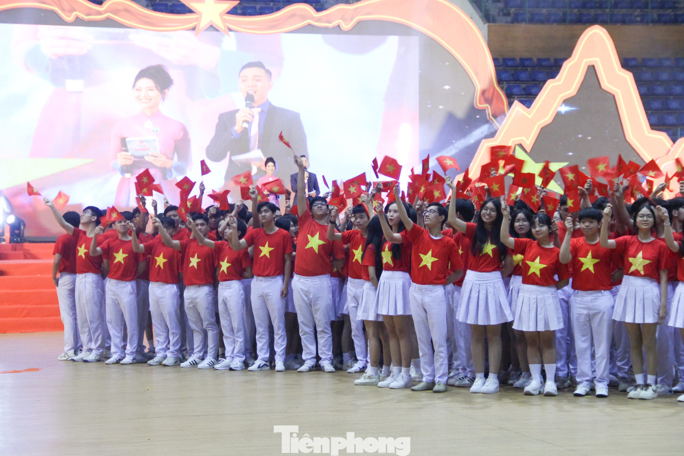 Trước đó, chiều 23/12, các bạn đoàn viên thanh niên đã tiến hành tổng duyệt để đảm bảo phần đồng diễn chuyên nghiệp, bài bản nhất. Trước đó, chiều 23/12, các bạn đoàn viên thanh niên đã tiến hành tổng duyệt để đảm bảo phần đồng diễn chuyên nghiệp, bài bản nhất.