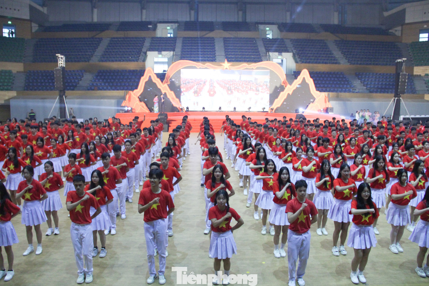 Trong những giai điệu khơi dậy tinh thần tự hào dân tộc, các bạn đoàn viên thanh niên đã thể hiện màn đồng diễn sôi động, lôi cuốn. Trong những giai điệu khơi dậy tinh thần tự hào dân tộc, các bạn đoàn viên thanh niên đã thể hiện màn đồng diễn sôi động, lôi cuốn.