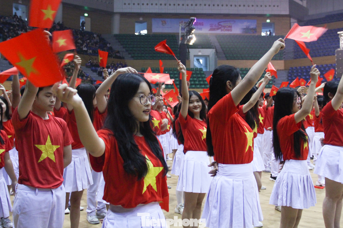 Những lá cờ đỏ sao vàng tung bay trong dáng hình đất nước khơi gợi niềm tự hào với từng tấc đất, từng tấc biển thiêng liêng của Tổ quốc. Những lá cờ đỏ sao vàng tung bay trong dáng hình đất nước khơi gợi niềm tự hào với từng tấc đất, từng tấc biển thiêng liêng của Tổ quốc.