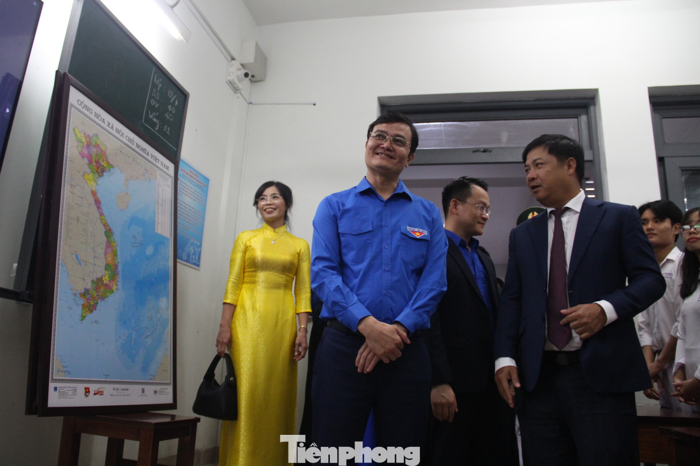 Theo thầy Nguyễn Quang Hưng - Hiệu trưởng trường THPT Phan Châu Trinh, thầy và trò tự hào khi được T.Ư Đoàn trao tặng bản đồ Việt Nam. "Những tấm bản đồ được treo trang trọng tại lớp học sẽ làm sâu sắc thêm ý thức về bảo vệ chủ quyền quốc gia cho các em học sinh. Thời gian tới, trường sẽ tiếp tục triển khai hiệu quả các giải pháp để tăng cường lòng yêu nước, tự tôn dân tộc và tự hào chủ quyền cho các thế hệ học sinh", thầy Hưng nói. Theo thầy Nguyễn Quang Hưng - Hiệu trưởng trường THPT Phan Châu Trinh, thầy và trò tự hào khi được T.Ư Đoàn trao tặng bản đồ Việt Nam. "Những tấm bản đồ được treo trang trọng tại lớp học sẽ làm sâu sắc thêm ý thức về bảo vệ chủ quyền quốc gia cho các em học sinh. Thời gian tới, trường sẽ tiếp tục triển khai hiệu quả các giải pháp để tăng cường lòng yêu nước, tự tôn dân tộc và tự hào chủ quyền cho các thế hệ học sinh", thầy Hưng nói.