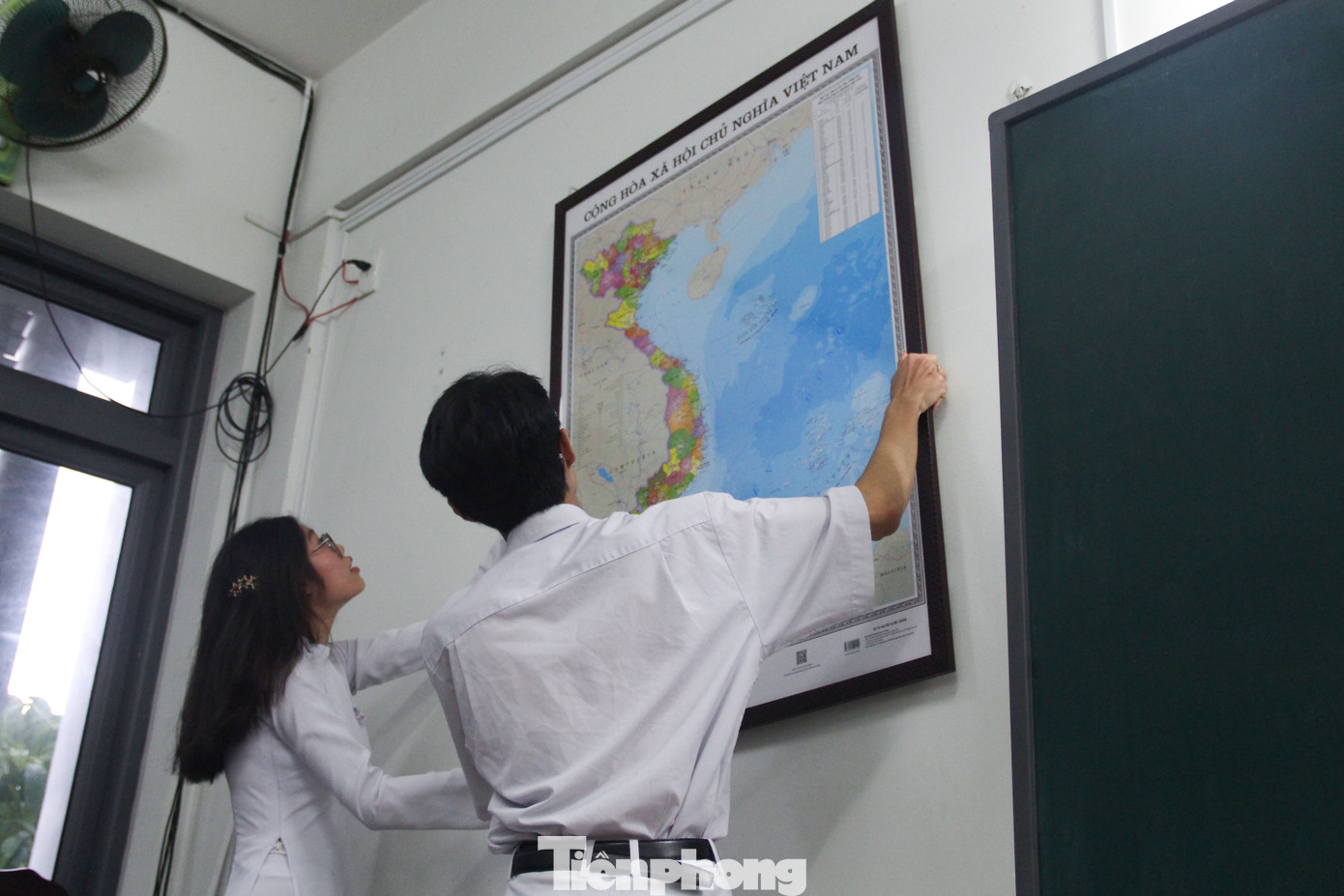 Tại trường THPT Phan Châu Trinh, Bí thư thứ nhất T.Ư Đoàn đã trao tặng bản đồ cho nhà trường. Đoàn công tác cũng chứng kiến học sinh treo bản đồ Việt Nam ở các phòng học trong khuôn viên trường. Tại trường THPT Phan Châu Trinh, Bí thư thứ nhất T.Ư Đoàn đã trao tặng bản đồ cho nhà trường. Đoàn công tác cũng chứng kiến học sinh treo bản đồ Việt Nam ở các phòng học trong khuôn viên trường.