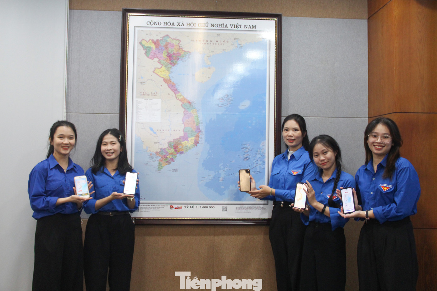 “Từ hôm nay, Nhà trưng bày Hoàng Sa có thêm một tấm bản đồ Tổ quốc Việt Nam đặc biệt thiêng liêng. Đây là sự kết tinh tình cảm của đồng bào cả nước, thể hiện ý chí của cả dân tộc trong nhiệm vụ tiếp tục bảo vệ chủ quyền, toàn vẹn lãnh thổ trong đó có quần đảo Hoàng Sa của TP Đà Nẵng. Sau khi tiếp nhận, nhà trưng bày sẽ gìn giữ, phát huy giá trị lâu dài của tấm bản đồ và giới thiệu với công chúng đến tham quan”, ông Công nói. “Từ hôm nay, Nhà trưng bày Hoàng Sa có thêm một tấm bản đồ Tổ quốc Việt Nam đặc biệt thiêng liêng. Đây là sự kết tinh tình cảm của đồng bào cả nước, thể hiện ý chí của cả dân tộc trong nhiệm vụ tiếp tục bảo vệ chủ quyền, toàn vẹn lãnh thổ trong đó có quần đảo Hoàng Sa của TP Đà Nẵng. Sau khi tiếp nhận, nhà trưng bày sẽ gìn giữ, phát huy giá trị lâu dài của tấm bản đồ và giới thiệu với công chúng đến tham quan”, ông Công nói.