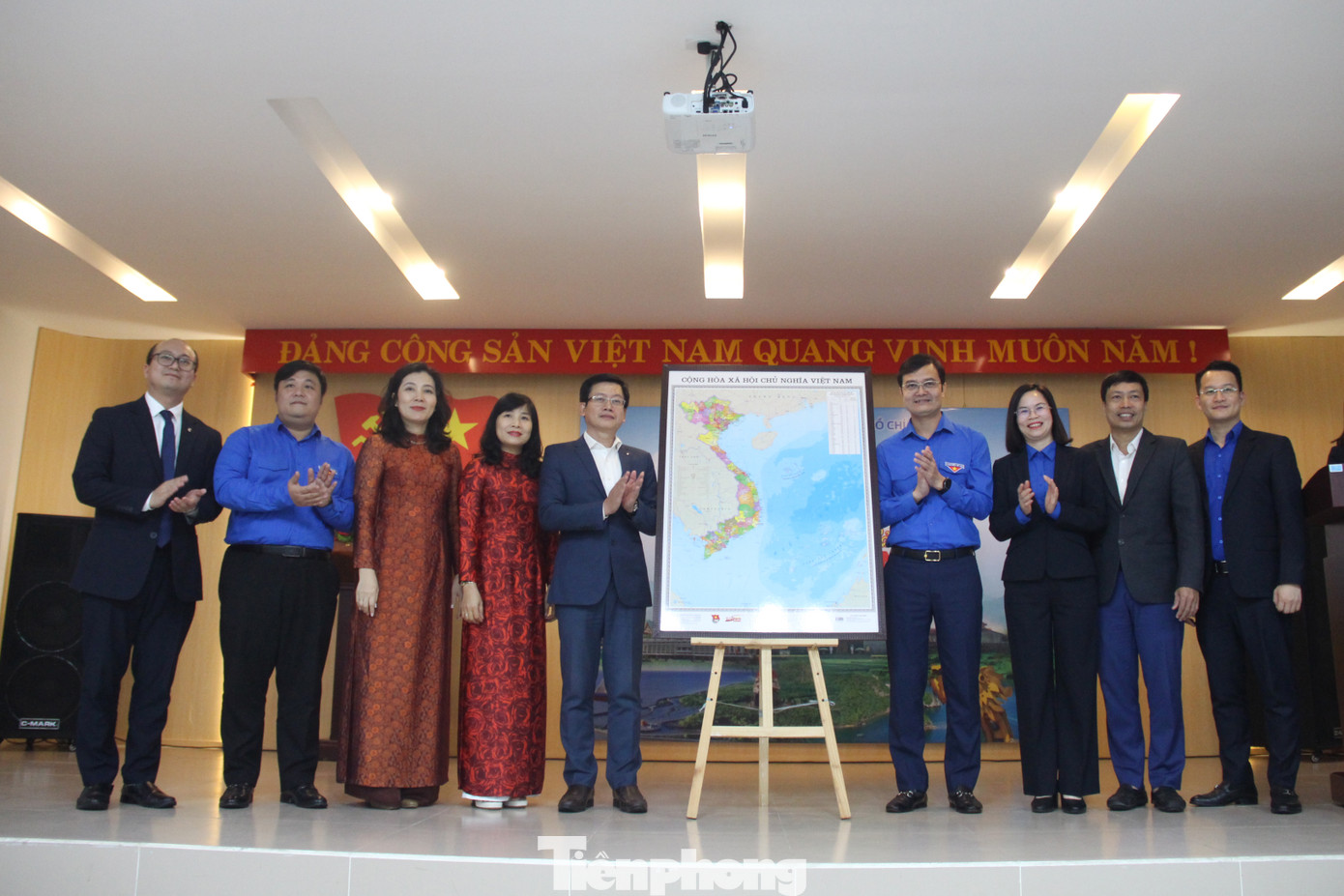 Ngay sau lễ phát động cuộc vận động "Tự hào một dải non sông", đoàn công tác của Bí thư thứ nhất T.Ư Đoàn Bùi Quang Huy và Phó Bí thư Thành ủy Đà Nẵng Lương Nguyễn Minh Triết đã đến trao tặng bản đồ Việt Nam cho thầy và trò trường THPT Phan Châu Trinh. Ảnh: Giang Thanh Ngay sau lễ phát động cuộc vận động "Tự hào một dải non sông", đoàn công tác của Bí thư thứ nhất T.Ư Đoàn Bùi Quang Huy và Phó Bí thư Thành ủy Đà Nẵng Lương Nguyễn Minh Triết đã đến trao tặng bản đồ Việt Nam cho thầy và trò trường THPT Phan Châu Trinh. Ảnh: Giang Thanh