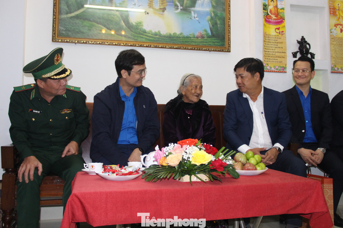Sau đó, đoàn công tác đã di chuyển đến thăm Mẹ VNAH Nguyễn Thị Sự. Tại đây, đoàn đã thăm, tặng quà cho mẹ Sự. Sau đó, đoàn công tác đã di chuyển đến thăm Mẹ VNAH Nguyễn Thị Sự. Tại đây, đoàn đã thăm, tặng quà cho mẹ Sự.