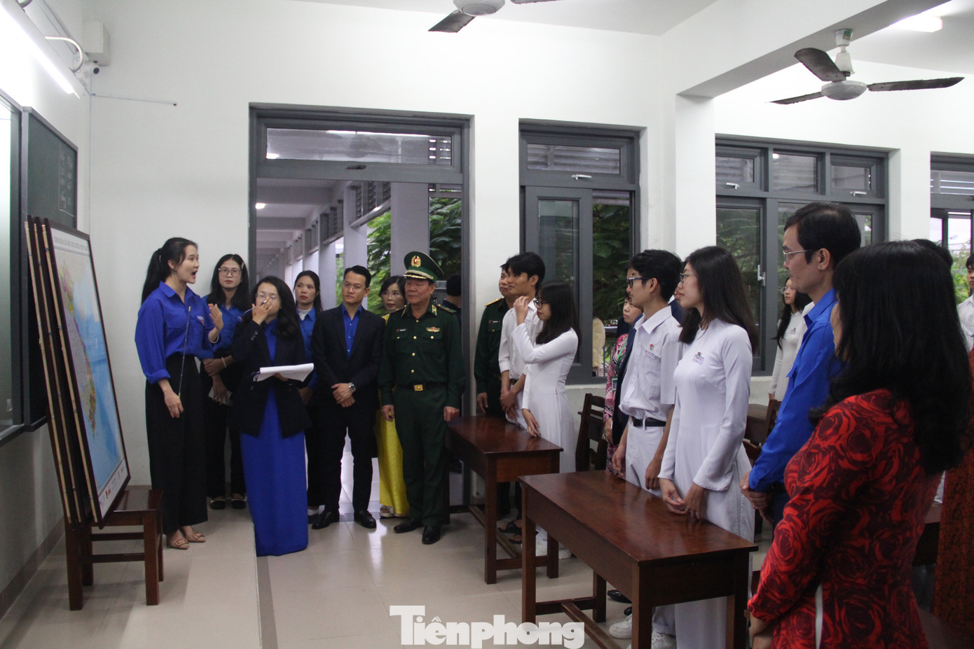 Thành viên của Đội Thanh niên tình nguyện đã hỗ trợ treo và giới thiệu về bản đồ Việt Nam cũng như công nghệ thực tế ảo tăng cường AR được ứng dụng trong mỗi bản đồ để nâng cao tính tương tác, trực quan, sinh động. Thành viên của Đội Thanh niên tình nguyện đã hỗ trợ treo và giới thiệu về bản đồ Việt Nam cũng như công nghệ thực tế ảo tăng cường AR được ứng dụng trong mỗi bản đồ để nâng cao tính tương tác, trực quan, sinh động.