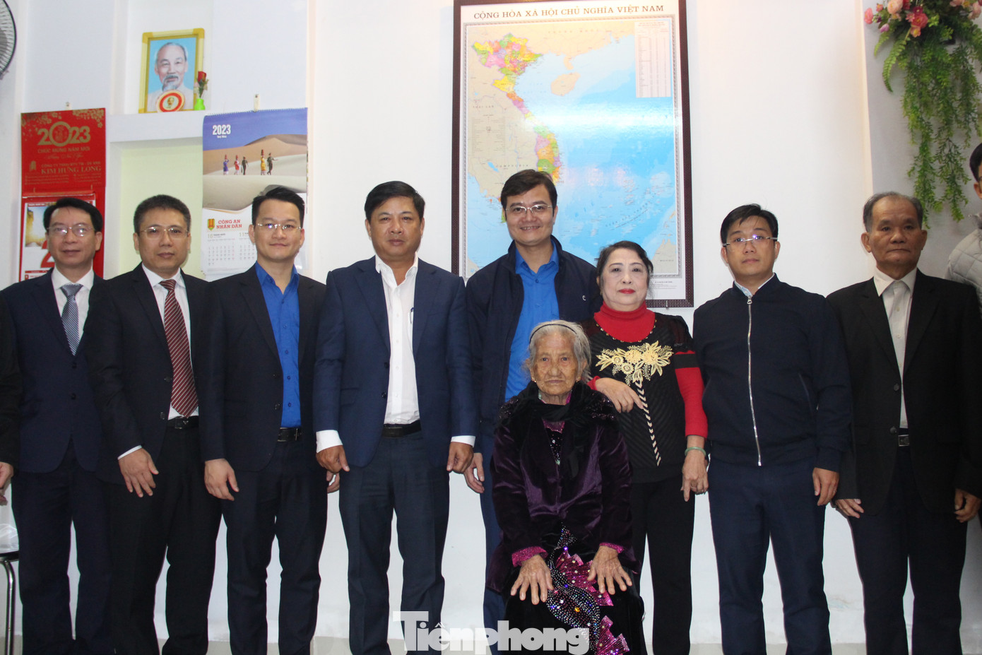 Thay mặt đoàn, anh Bùi Quang Huy hỏi thăm tình hình sức khỏe và cuộc sống của mẹ. Đoàn công tác cũng trao tặng bản đồ Việt Nam cho gia đình mẹ Sự. Thay mặt đoàn, anh Bùi Quang Huy hỏi thăm tình hình sức khỏe và cuộc sống của mẹ. Đoàn công tác cũng trao tặng bản đồ Việt Nam cho gia đình mẹ Sự.