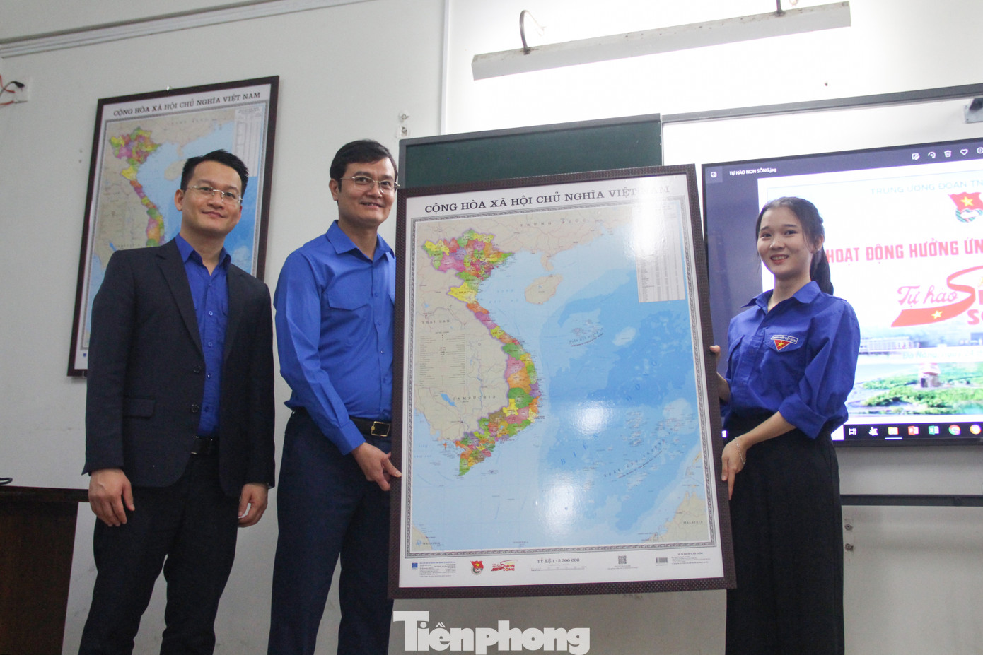 Bí thư thứ nhất T.Ư Đoàn gửi gắm, mỗi tấm bản đồ sẽ nhắc nhở học sinh về chủ quyền thiêng liêng của Tổ quốc, bồi đắp tinh thần yêu nước và niềm tự hào về quê hương, đất nước. Bí thư thứ nhất T.Ư Đoàn gửi gắm, mỗi tấm bản đồ sẽ nhắc nhở học sinh về chủ quyền thiêng liêng của Tổ quốc, bồi đắp tinh thần yêu nước và niềm tự hào về quê hương, đất nước.