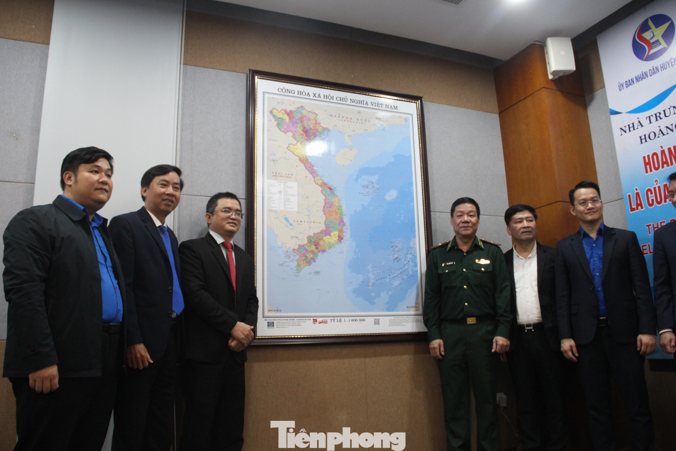 Cuối cùng, đoàn công tác ghé thăm và trao tặng Bản đồ Việt Nam cho Nhà trưng bày Hoàng Sa (đường Hoàng Sa, quận Sơn Trà). Các thành viên trong đoàn được nhân viên bảo tàng giới thiệu về hơn 300 tư liệu, hiện vật, bản đồ, hình ảnh về chủ quyền quốc gia nói chung và các tư liệu về quần đảo Hoàng Sa nói riêng. Cuối cùng, đoàn công tác ghé thăm và trao tặng Bản đồ Việt Nam cho Nhà trưng bày Hoàng Sa (đường Hoàng Sa, quận Sơn Trà). Các thành viên trong đoàn được nhân viên bảo tàng giới thiệu về hơn 300 tư liệu, hiện vật, bản đồ, hình ảnh về chủ quyền quốc gia nói chung và các tư liệu về quần đảo Hoàng Sa nói riêng.