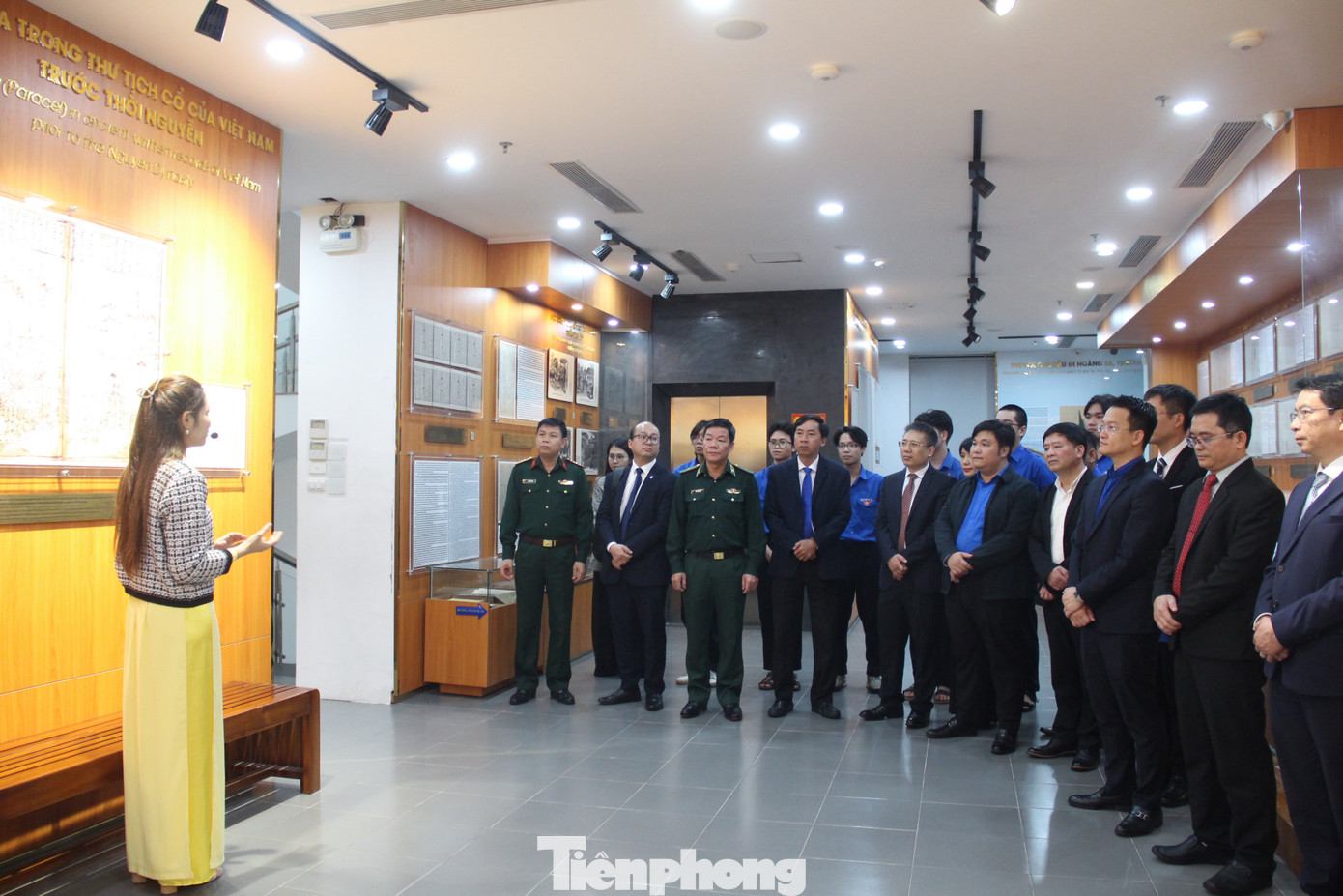 Các đại biểu lần lượt tham quan 5 khu vực trưng bày theo chủ đề, gồm: Vị trí địa lý và điều kiện tự nhiên của quần đảo Hoàng Sa; bằng chứng chủ quyền của Việt Nam đối với Hoàng Sa thời các chúa Nguyễn; Hoàng Sa trong thư tịch cổ Việt Nam thời nhà Nguyễn; bằng chứng chủ quyền của Việt Nam đối với Hoàng Sa năm 1945-1975 và bằng chứng giai đoạn từ 1974 đến nay. Các đại biểu lần lượt tham quan 5 khu vực trưng bày theo chủ đề, gồm: Vị trí địa lý và điều kiện tự nhiên của quần đảo Hoàng Sa; bằng chứng chủ quyền của Việt Nam đối với Hoàng Sa thời các chúa Nguyễn; Hoàng Sa trong thư tịch cổ Việt Nam thời nhà Nguyễn; bằng chứng chủ quyền của Việt Nam đối với Hoàng Sa năm 1945-1975 và bằng chứng giai đoạn từ 1974 đến nay.