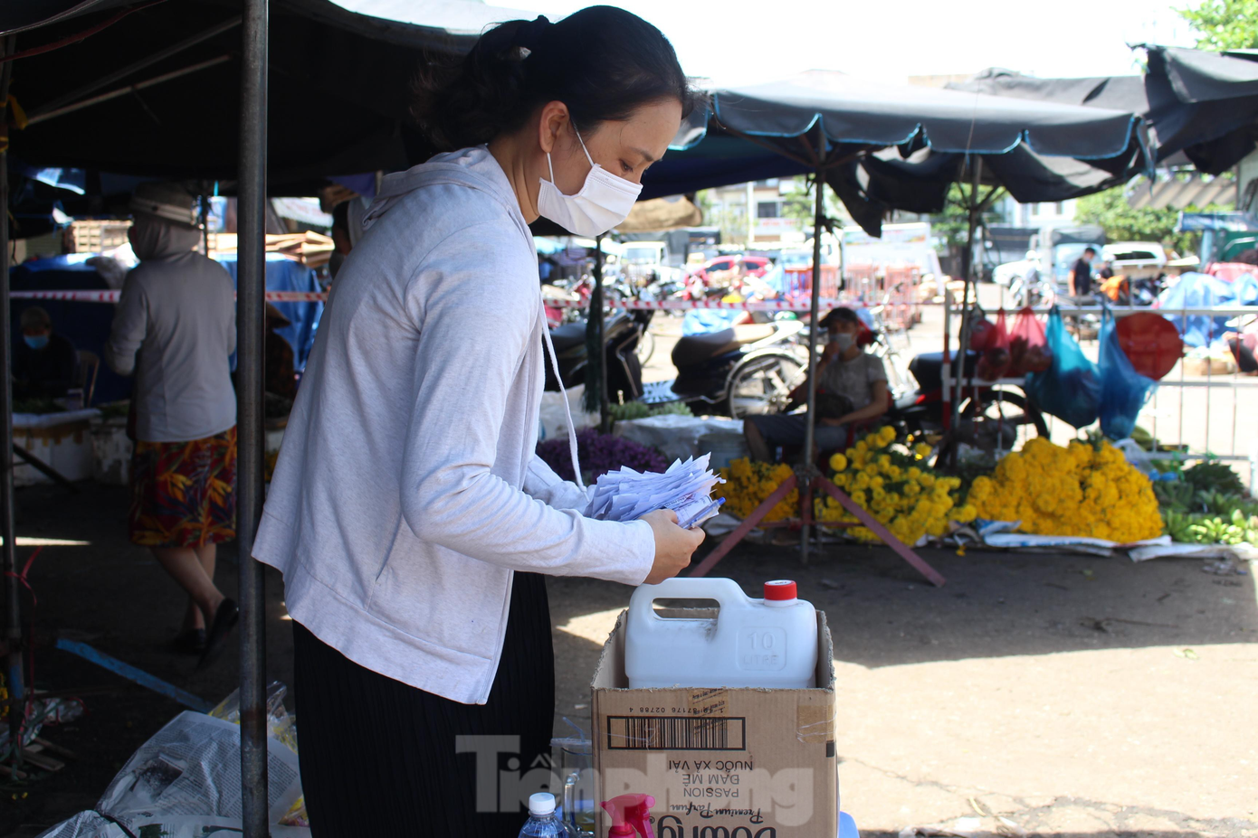 Theo ông Đàm Văn Tẩu, Giám đốc Công ty Quản lý và Phát triển các chợ Đà Nẵng, hiện, BQL và nhân viên của 4 chợ loại 1 trên địa bàn đã được tập huấn sử dụng phần mềm và cài đặt ứng dụng để triển khai quét mã cho người dân đi chợ. "Trong sáng nay, nhiều người dân đã sử dụng mã QR Code để đi chợ và phản hồi rất tích cực. Thông qua thẻ đi chợ QR Code và ứng dụng eTicket Đà Nẵng, Các BQL chợ và Công ty cũng dễ dàng kiểm tra kiểm soát số lượng người đi chợ bằng mã QR, rất tiện lợi", ông Tẩu nói. Ảnh: Giang Thanh