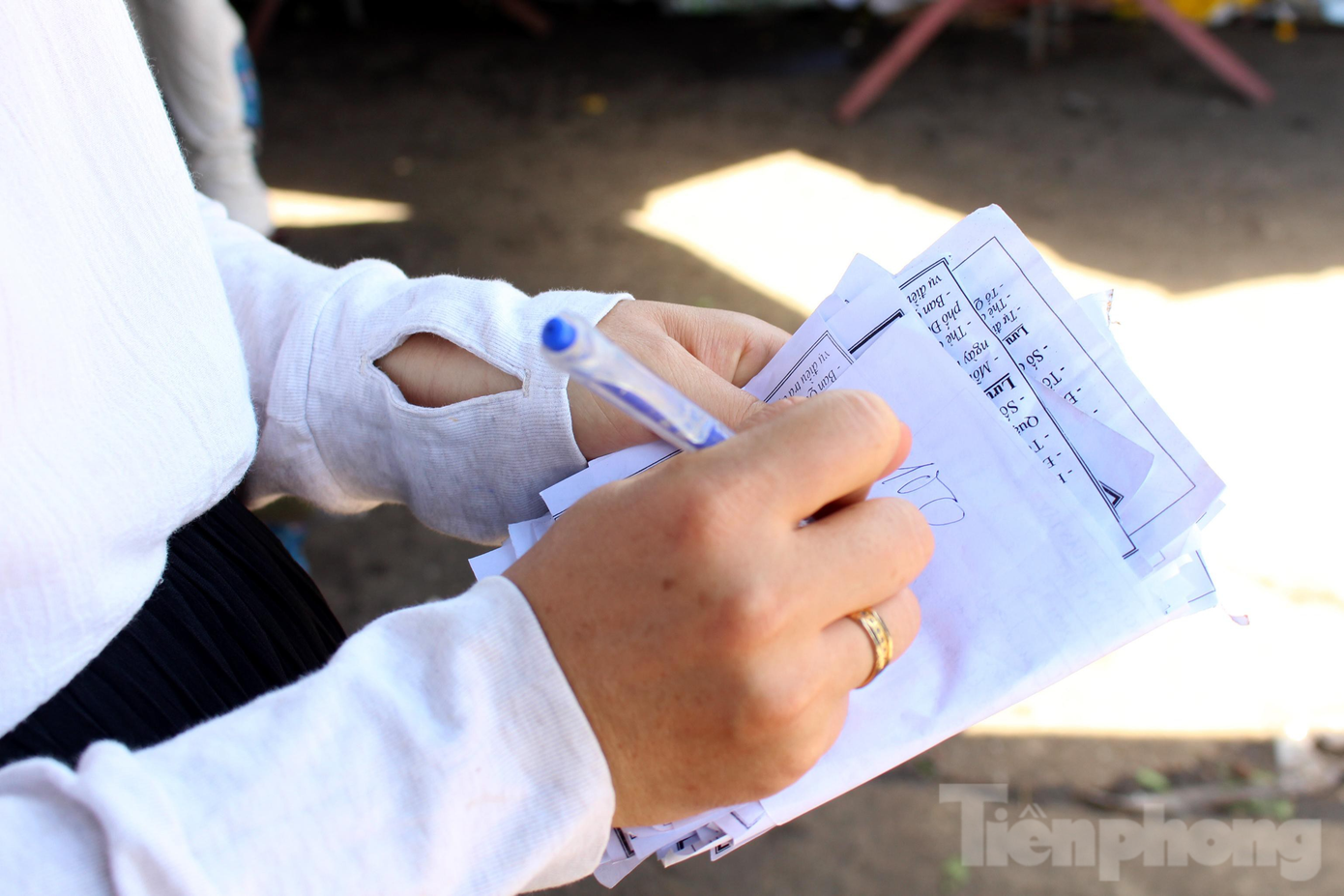 "Dùng thẻ đi chợ kiểu cũ, nhiều trường hợp người dân không điền thông tin, nhân viên phải điền hộ hoặc yêu cầu họ điền tại chỗ gây mất thời gian. Sau mỗi buổi, nhân viên phải kiểm đếm tổng số thẻ đi chợ, tiếp xúc lại với toàn bộ thẻ. Hàng trăm thẻ đi chợ mỗi ngày được lưu trữ ở trụ sở BQL, nếu có trường hợp nguy cơ đi chợ, chúng tôi phải xổ ra kiểm soát xem ngày hôm đó ai đi chợ, rất mất thời gian. Việc dùng thẻ QR tiện lợi cho nhân viên ở các cổng kiểm soát, cho BQL trong việc báo cáo số người đi chợ mỗi ngày, cho cả việc truy vết thông qua hệ thống cơ sở dữ liệu của thành phố", ông Thông Anh nói.