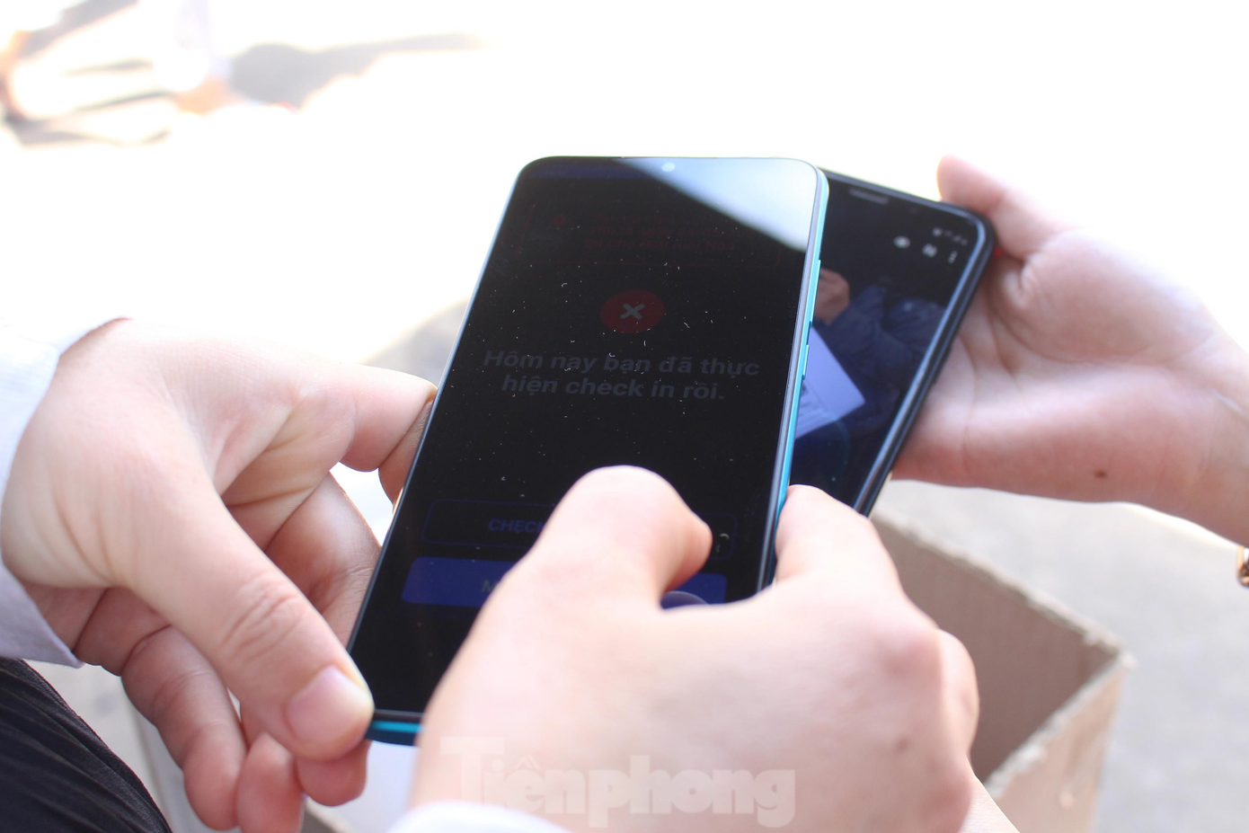 Ông Diệp Hoàng Thông Anh, Trưởng BQL Chợ đầu mối Hòa Cường, cho hay, để chuẩn bị cho việc triển khai đi chợ bằng thẻ QR Code, BQL đã tổ chức hướng dẫn và tập huấn cho toàn bộ nhân viên, đồng thời, lắp thêm 4 bộ phát wifi ở 4 cổng chợ để đảm bảo tín hiệu Internet khi sử dụng ứng dụng. "Ứng dụng này có thể dễ dàng quản lý người ra vào chợ, nhân viên chỉ cần quét mã, nếu ứng dụng hiển thị màu xanh tức là checkin thành công, người dân có thể vào chợ. Nếu hiện màu đỏ tức là họ đi chợ không đúng ngày hoặc đã đi chợ khác trong ngày hôm đó, nhân viên giải thích và mời họ ra về", ông Thông Anh nói. Ảnh: Giang Thanh