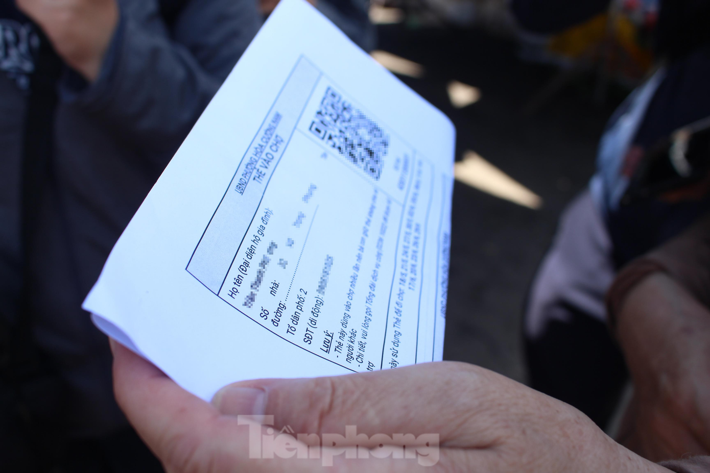 "Lúc đầu, thấy UBND phường phát thẻ này, tui cũng hơi bỡ ngỡ, cứ sợ quét không được, báo lỗi lại phải đi về. Tuy nhiên, khi tới chợ, mọi thủ tục đều nhanh chóng, tiện lợi. Tui thấy đây là sáng kiến rất hay, giảm tiếp xúc và tiết kiệm thời gian cho cả bảo vệ và người đi chợ", bà Phượng nói. Ảnh: Giang Thanh