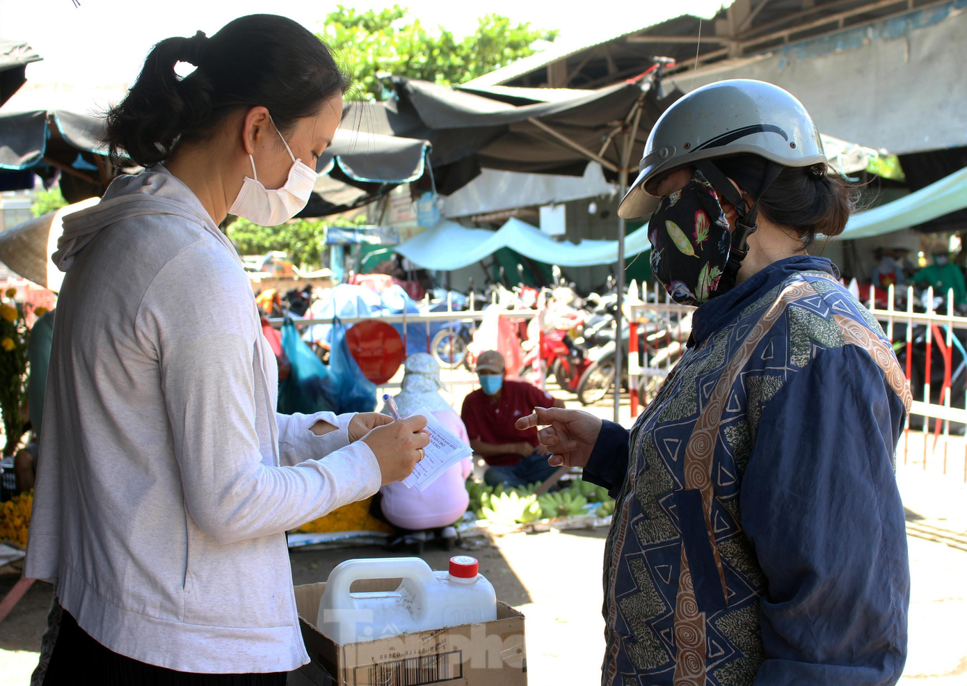 Hiện, việc phát thẻ đi chợ QR Code được thí điểm trên địa bàn 5 phường thuộc quận Hải Châu gồm: Hải Châu I, Hải Châu II, Thanh Bình, Thuận Phước, Hòa Cường Nam. Vì vậy, phần đa người dân vẫn đi chợ bằng thẻ truyền thống. Ảnh: Giang Thanh