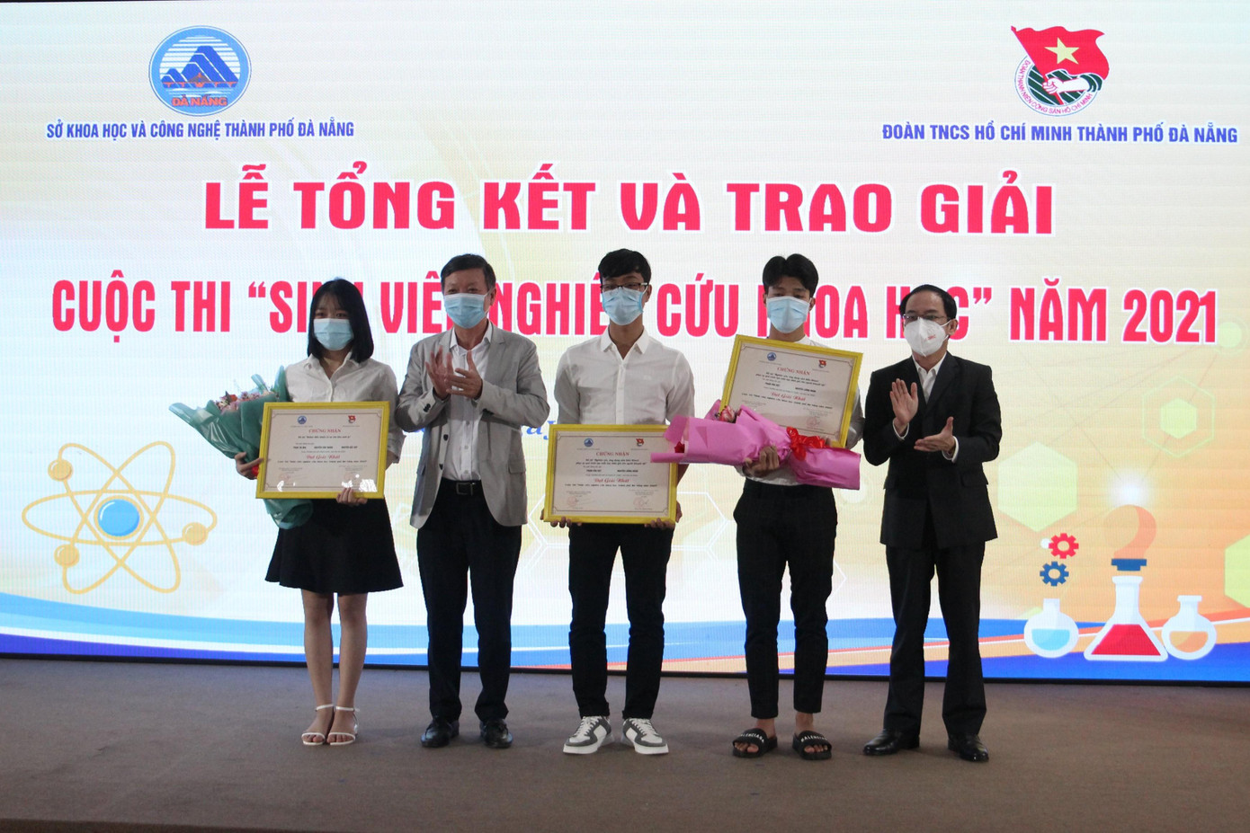 Đề tài “Robot điều khiển từ xa cho khu cách ly” và Nghiên cứu, ứng dụng cảm biến Kinect phục vụ quá trình tạo mẫu tay chân giả cho người khuyết tật” được trao giải nhất Cuộc thi sinh viên nghiên cứu khoa học năm 2021 Đề tài “Robot điều khiển từ xa cho khu cách ly” và Nghiên cứu, ứng dụng cảm biến Kinect phục vụ quá trình tạo mẫu tay chân giả cho người khuyết tật” được trao giải nhất Cuộc thi sinh viên nghiên cứu khoa học năm 2021