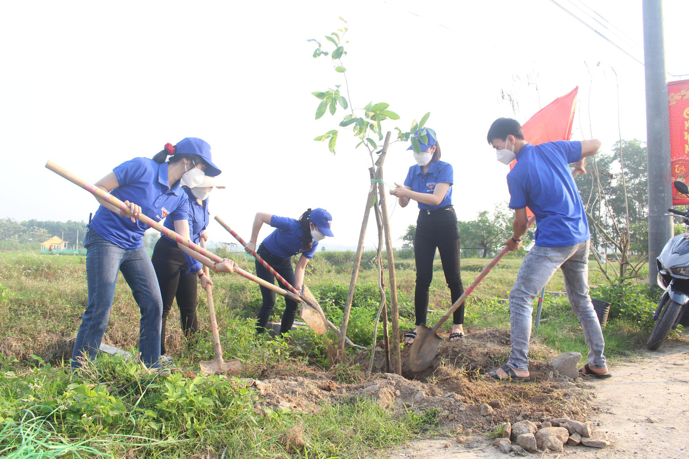 Đồng thời, phát động mỗi đoàn viên, thanh thiếu niên trồng mới ít nhất một cây xanh mỗi năm Đồng thời, phát động mỗi đoàn viên, thanh thiếu niên trồng mới ít nhất một cây xanh mỗi năm