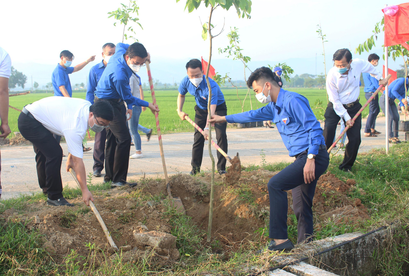 Tại lễ ra quân và hưởng ứng Tết Trồng cây, Thành Đoàn Đà Nẵng trồng mới 620 cây xanh trên địa bàn xã Hòa Phong và xã Hòa Nhơn (huyện Hòa Vang) Tại lễ ra quân và hưởng ứng Tết Trồng cây, Thành Đoàn Đà Nẵng trồng mới 620 cây xanh trên địa bàn xã Hòa Phong và xã Hòa Nhơn (huyện Hòa Vang)