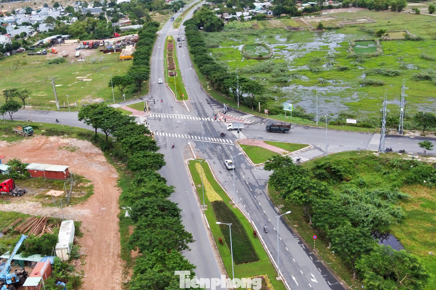 Khung kết cấu giao thông đường bộ Phân khu Đổi mới sáng tạo gồm các tuyến đường: Đường Quốc lộ 1A, đường ven sông Tuyên Sơn - Túy Loan, đường Nam Kỳ Khởi Nghĩa, đường Võ Chí Công, đường Mai Đăng Chơn, đường Trần Đại Nghĩa...