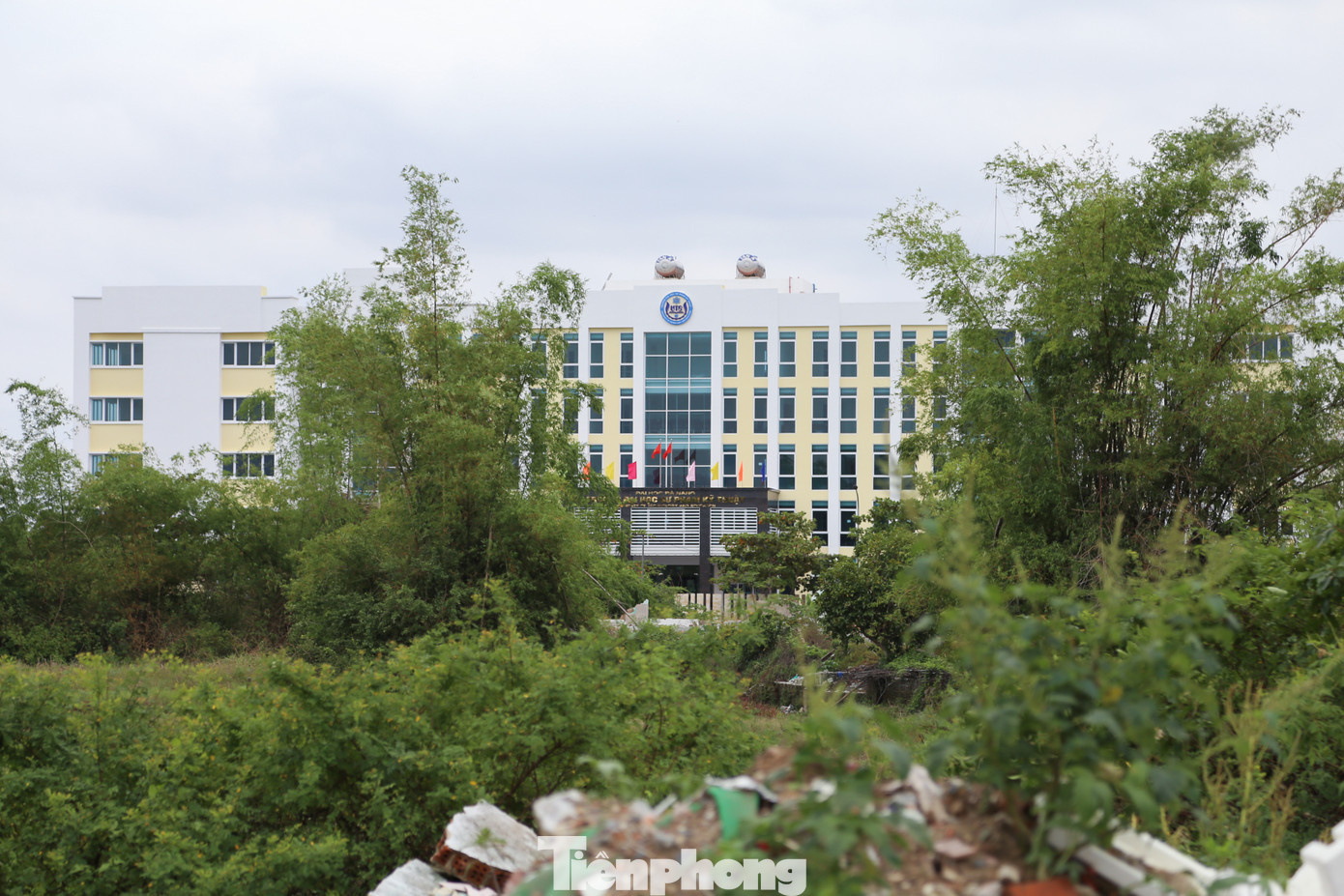 Tuy nhiên, dự án "treo" 27 năm khiến đời sống của người dân sống trong vùng quy hoạch gặp nhiều khó khăn. Năm 2024, Đà Nẵng quyết liệt thực hiện công tác giải phóng mặt bằng còn lại của dự án. Đến tháng 7/2024, UBND quận Ngũ Hành Sơn đã hoàn tất bàn giao mặt bằng để tiến hành dự án Xây dựng hạ tầng kỹ thuật và các công trình cấp thiết cho Đại học Đà Nẵng (Dự án Làng Đại học Đà Nẵng).