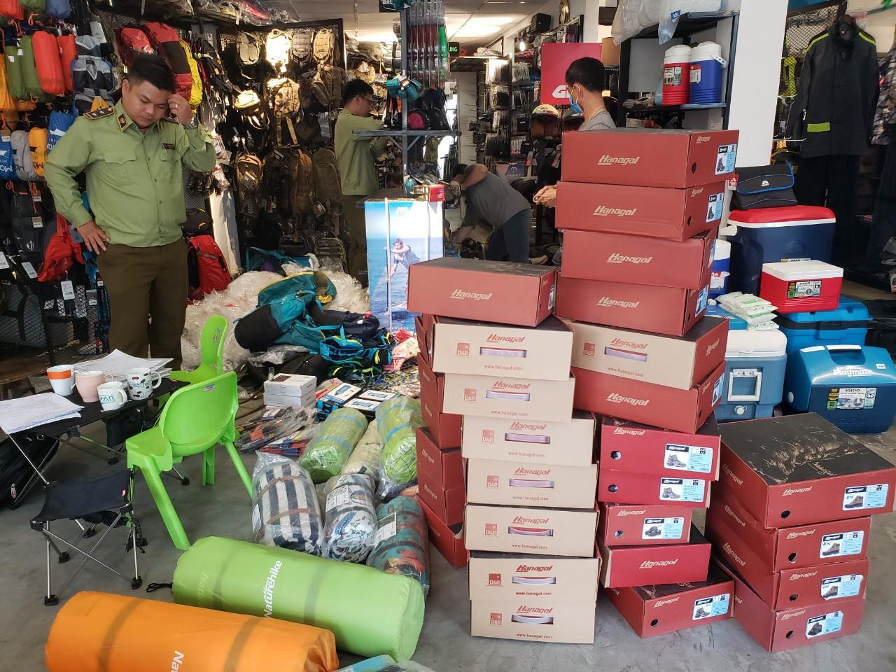 Lực lượng chức năng phát hiện một lượng lớn hàng hóa không rõ nguồn gốc xuất xứ, nghi "nhái" các nhãn hiệu nổi tiếng