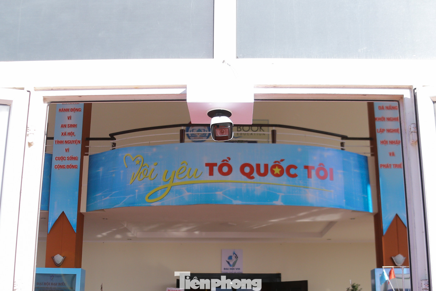 Camera được lắp đặt ở khu vực cổng, tự động quét khuôn mặt đại biểu. Ảnh: Duy Quốc