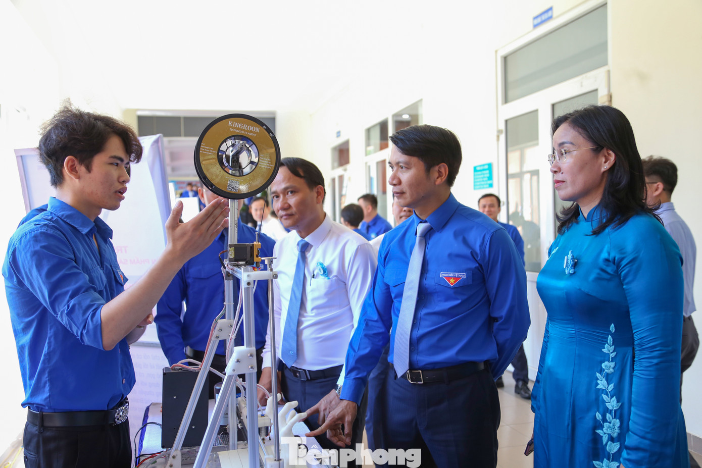 Bí thư thường trực T.Ư Đoàn, Chủ tịch Hội LHTN Việt Nam Nguyễn Ngọc Lương cùng đại biểu tham quan các mô hình sáng tạo của thanh niên. Ảnh: Giang Thanh