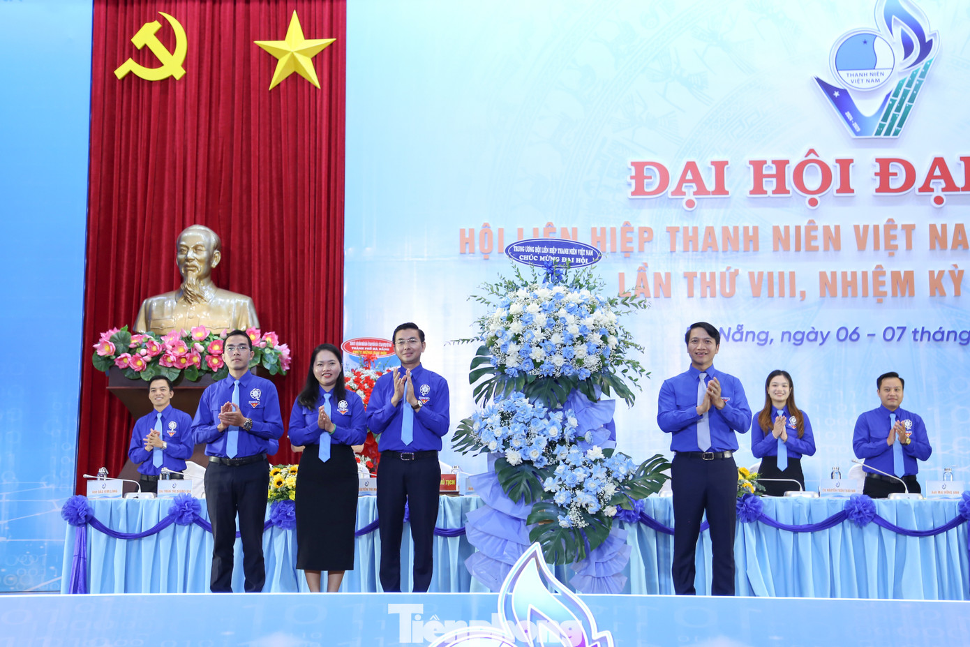 Anh Nguyễn Ngọc Lương - Bí thư thường trực T.Ư Đoàn, Chủ tịch Hội LHTN Việt Nam, tặng hoa chúc mừng Đại hội Hội LHTN TP. Đà Nẵng. Ảnh: Giang Thanh