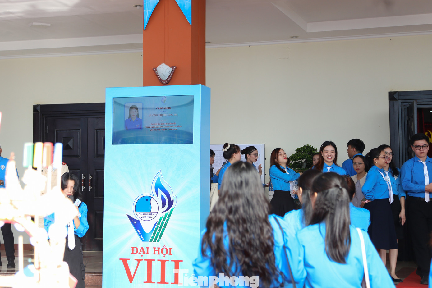 Thông tin đại biểu chính thức, đại biểu khách mời sẽ được hiển thị trên bảng thông báo được lắp đặt ở trước sảnh hội trường. Ảnh: Giang Thanh