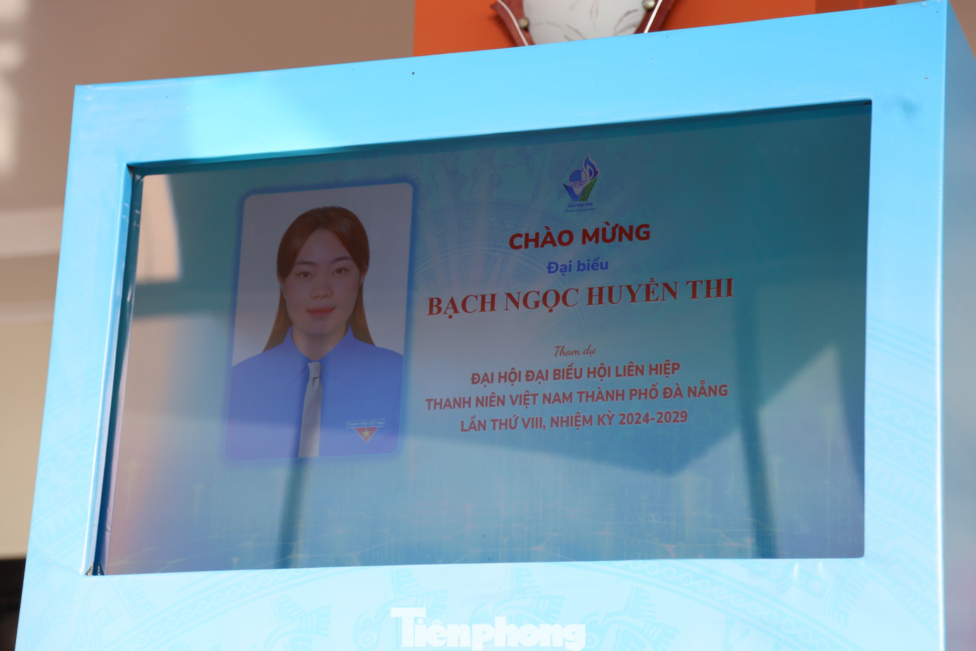 Thông tin đại biểu chính thức, đại biểu khách mời sẽ được hiển thị trên bảng thông báo được lắp đặt ở trước sảnh hội trường. Ảnh: Giang Thanh