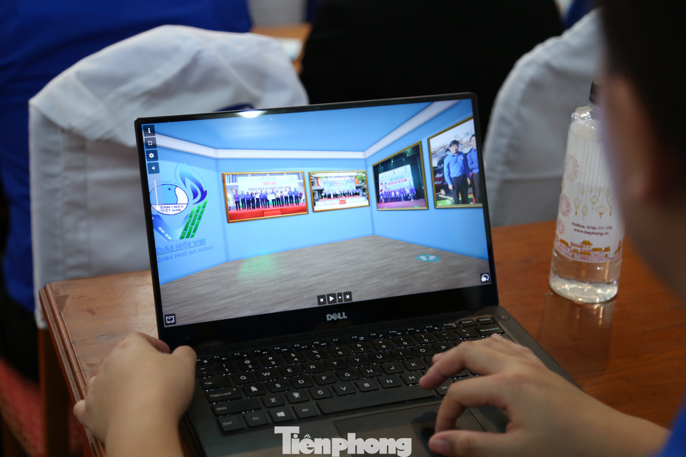 Qua đó, thanh niên thành phố có thể dễ dàng theo dõi và chia sẻ trên các nền tảng mạng xã hội. Ảnh: Giang Thanh