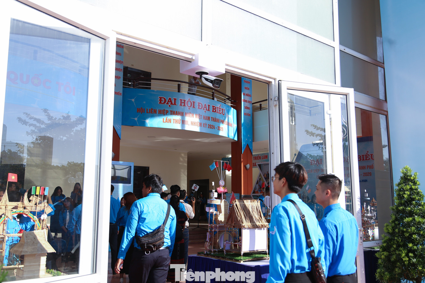 Công nghệ nhận diện khuôn mặt được ứng dụng để điểm danh đại biểu. Ảnh: Duy Quốc