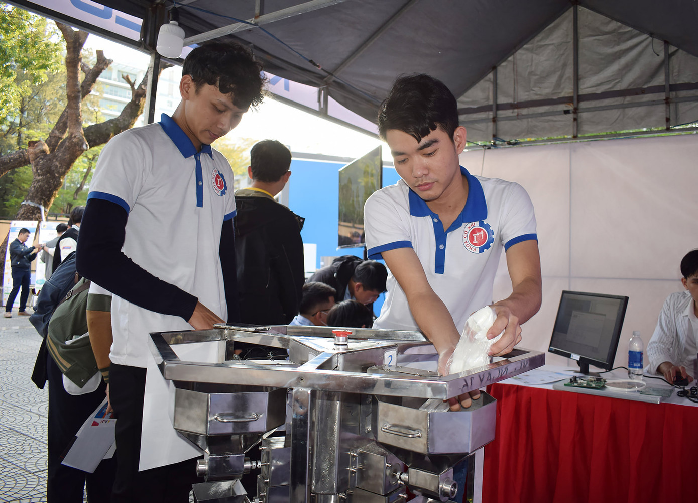 Nhiệm kỳ qua, các hoạt động hỗ trợ sinh viên nghiên cứu khoa học được quan tâm, kết nối để thương mại hóa sản phẩm của sinh viên. Nhiệm kỳ qua, các hoạt động hỗ trợ sinh viên nghiên cứu khoa học được quan tâm, kết nối để thương mại hóa sản phẩm của sinh viên.