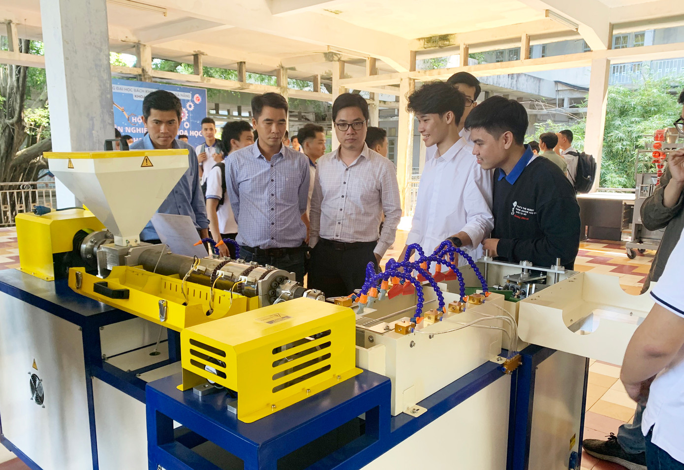 Đà Nẵng có nhiều NCKH, ý tưởng của sinh viên nhận được giải cao trong các cuộc thi khu vực miền Trung - Tây Nguyên, cấp Bộ và T.Ư. Đà Nẵng có nhiều NCKH, ý tưởng của sinh viên nhận được giải cao trong các cuộc thi khu vực miền Trung - Tây Nguyên, cấp Bộ và T.Ư.