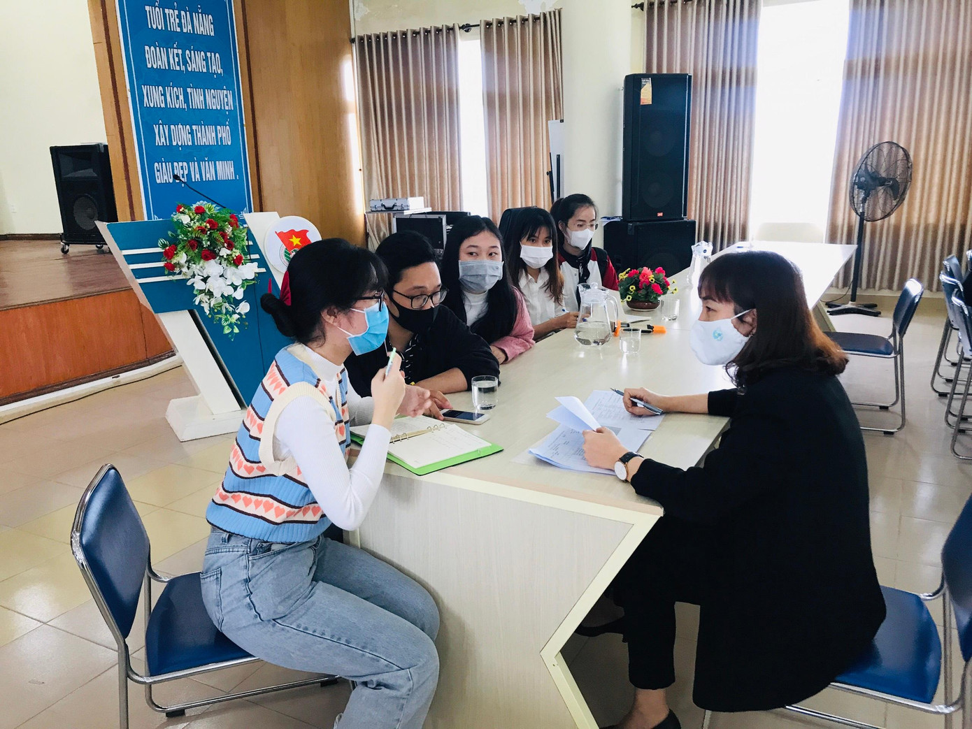 Bà Vũ Thị Bích Hậu (bên phải, Phó giám đốc Sở KH&CN TP Đà Nẵng) trao đổi, góp ý để các thí sinh hoàn thiện dự án Bà Vũ Thị Bích Hậu (bên phải, Phó giám đốc Sở KH&CN TP Đà Nẵng) trao đổi, góp ý để các thí sinh hoàn thiện dự án