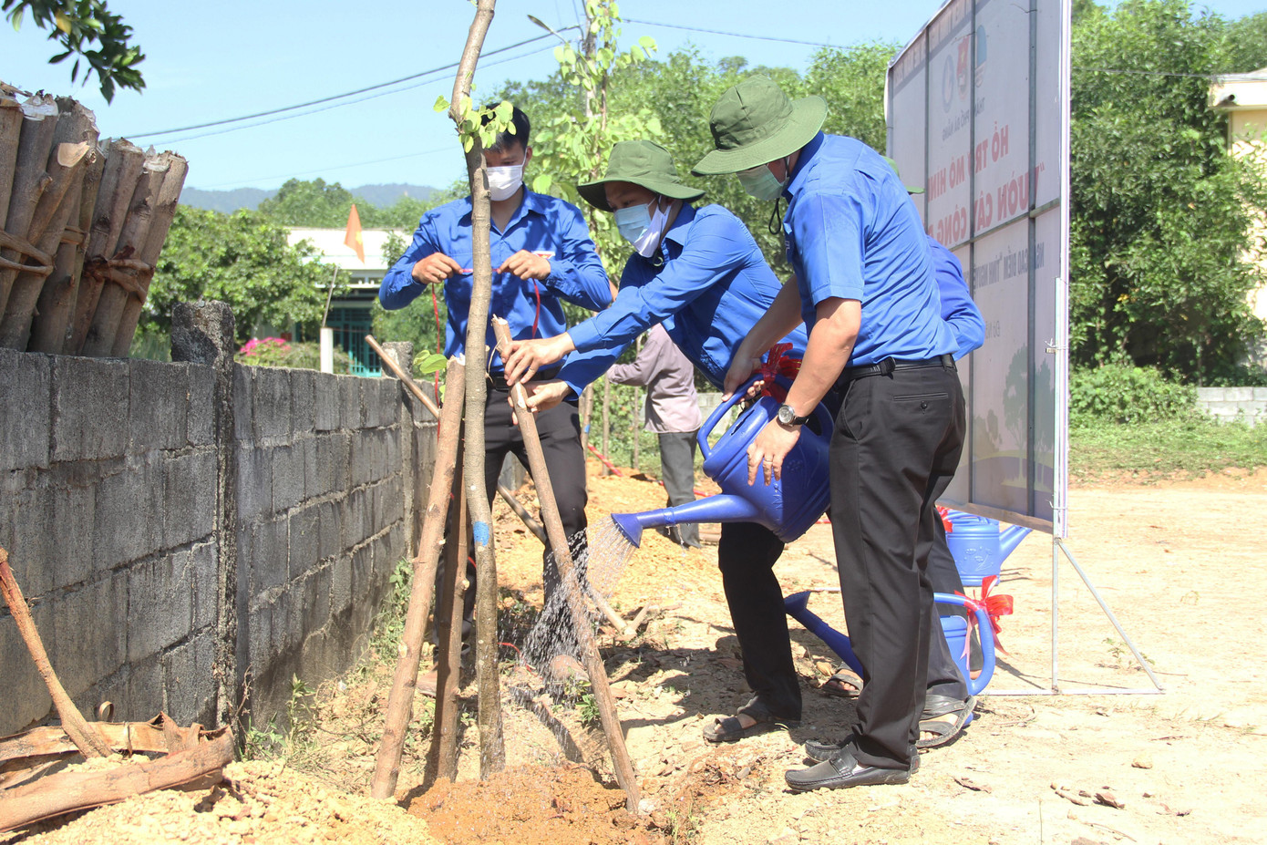 Lực lượng ĐVTN hỗ trợ trồng Vườn cộng đồng ở Nhà văn hóa thôn Hòa Trung (xã Hòa Ninh). Ảnh: Giang Thanh