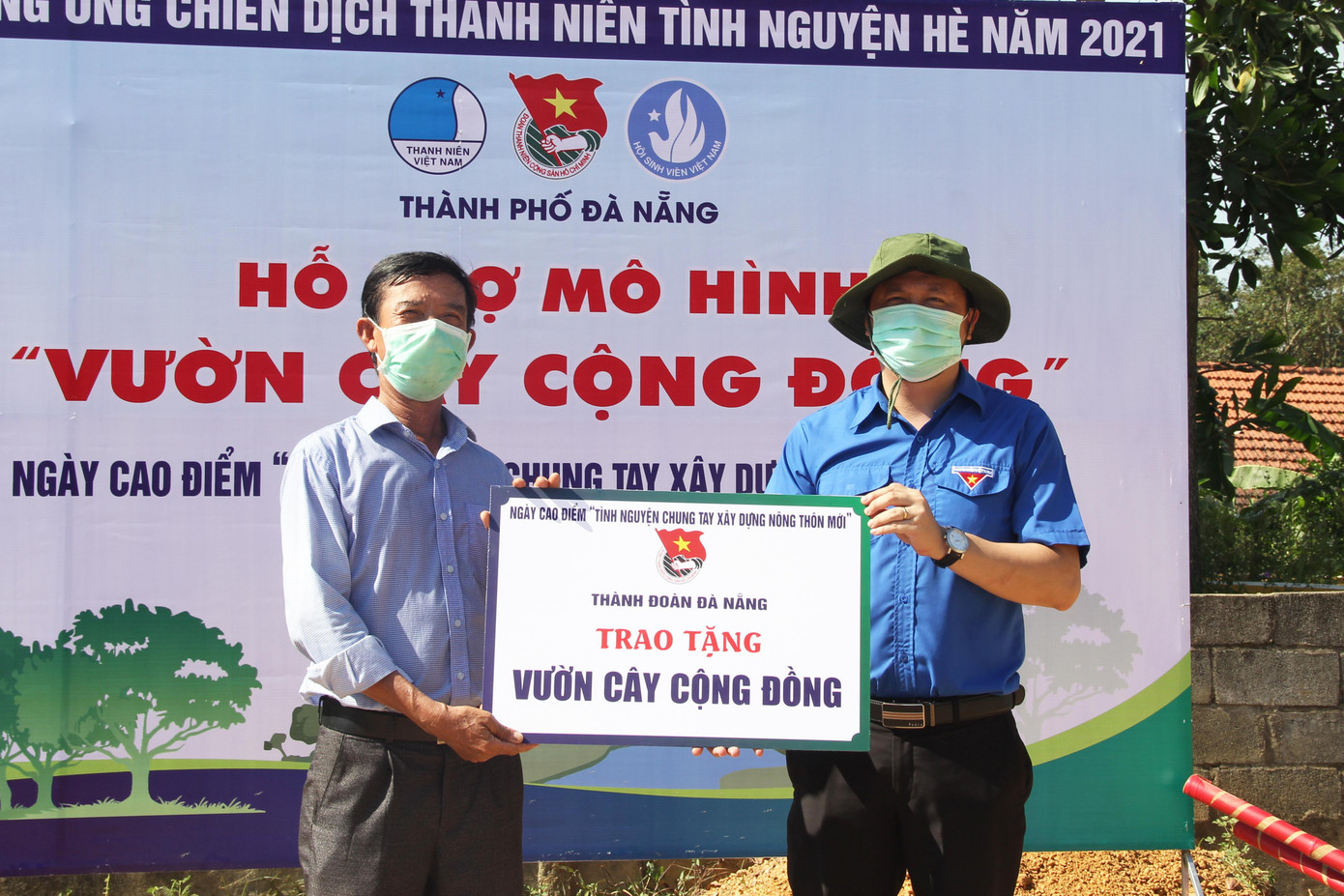 Trao tặng 3 mô hình vườn cây cộng đồng trị giá 40 triệu đồng tại Nhà văn hóa các thôn trên địa bàn huyện Hòa Vang. Ảnh: Giang Thanh