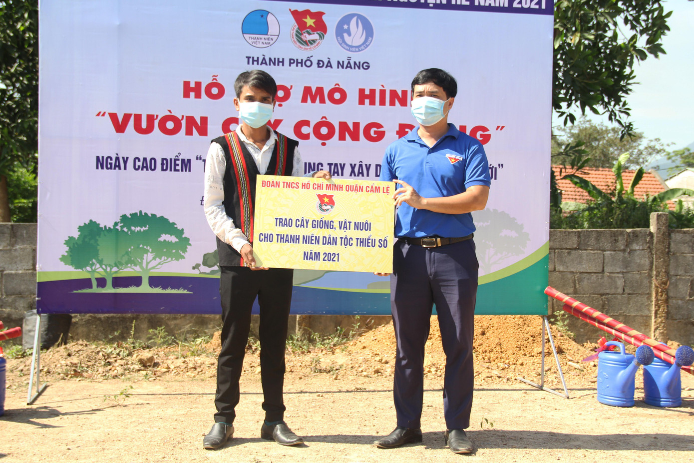 Các đơn vị Đoàn trực thuộc hỗ trợ giống cây trồng, vật nuôi cho các hộ thanh niên khó khăn trên địa bàn xã Hòa Ninh (huyện Hòa Vang). Ảnh: Giang Thanh