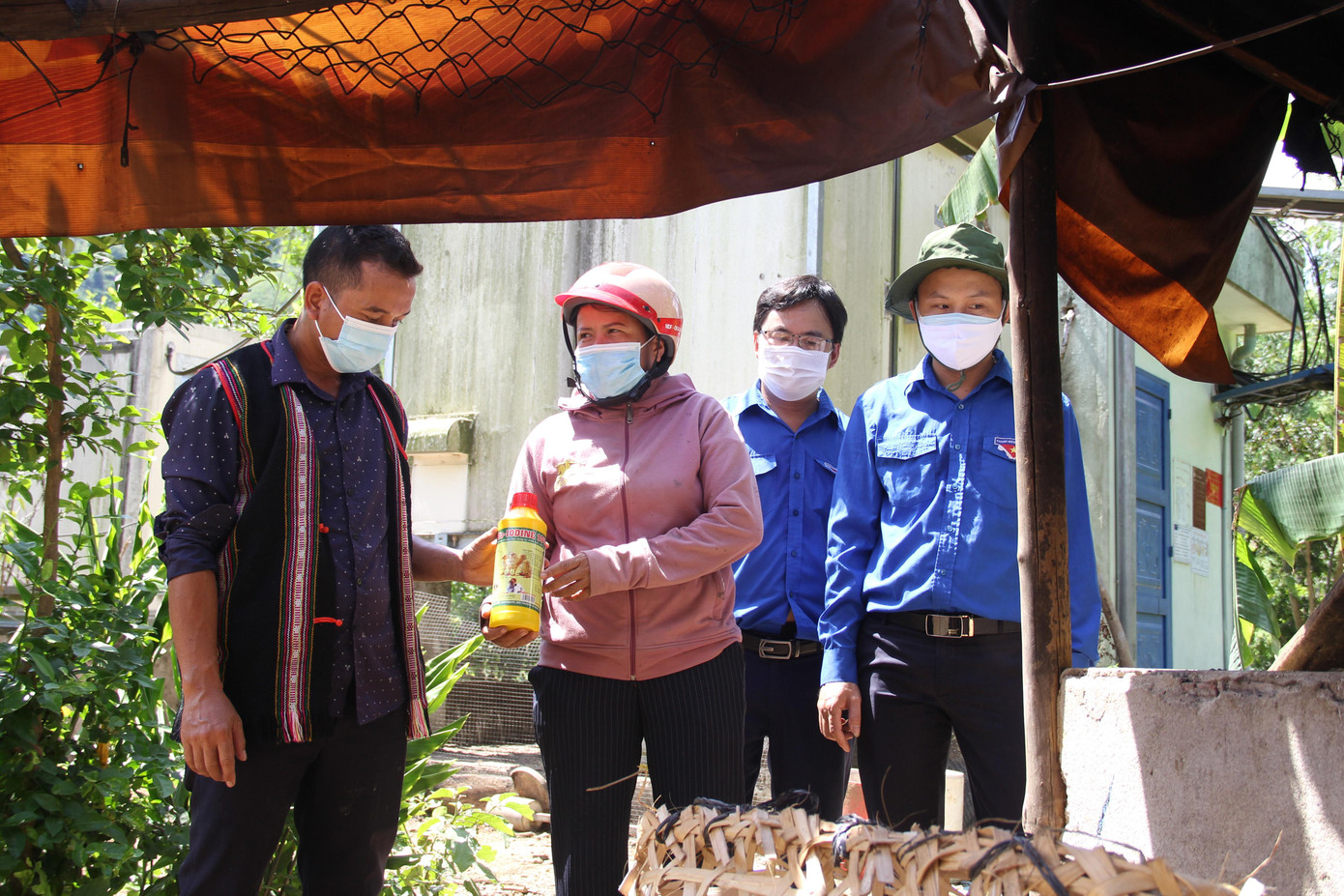 Các đội trí thức trẻ tình nguyện xây dựng nông thôn mới tư vấn cho người dân về kỹ thuật chăn nuôi, đảm bảo chuồng trại để không bị ảnh hưởng của dịch bệnh. Ảnh: Giang Thanh