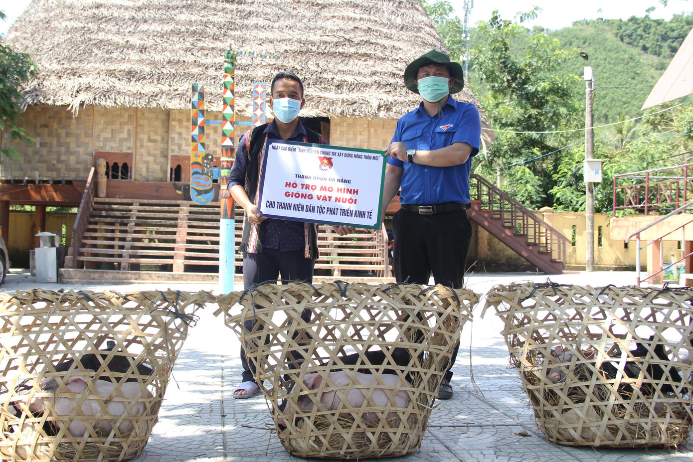 Mô hình &quot;Hỗ trợ giống vật nuôi&quot; được Thành Đoàn Đà Nẵng triển khai nhiều năm nay, giúp thanh niên nông thôn có hoàn cảnh khó khăn có điều kiện làm kinh tế, thoát nghèo. Ảnh: Giang Thanh