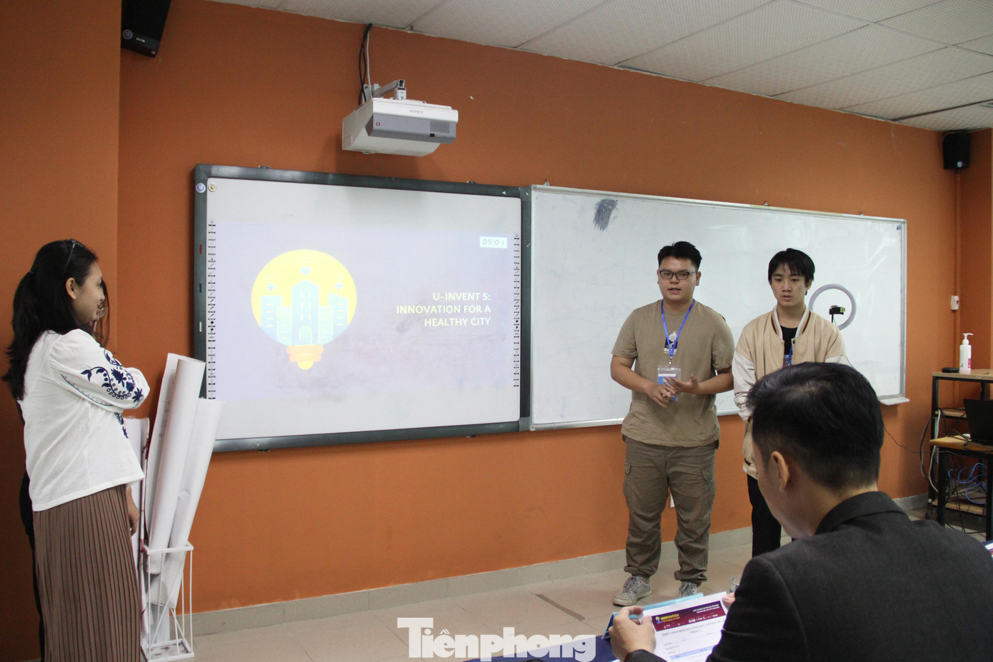 Các đội thi trình bày ý tưởng sáng tạo công nghệ để phát triển đô thị thân thiện với thanh thiếu niên, các phần trình bày hoàn toàn bằng tiếng Anh sẽ được cộng điểm ưu tiên. Ảnh: Giang Thanh Các đội thi trình bày ý tưởng sáng tạo công nghệ để phát triển đô thị thân thiện với thanh thiếu niên, các phần trình bày hoàn toàn bằng tiếng Anh sẽ được cộng điểm ưu tiên. Ảnh: Giang Thanh