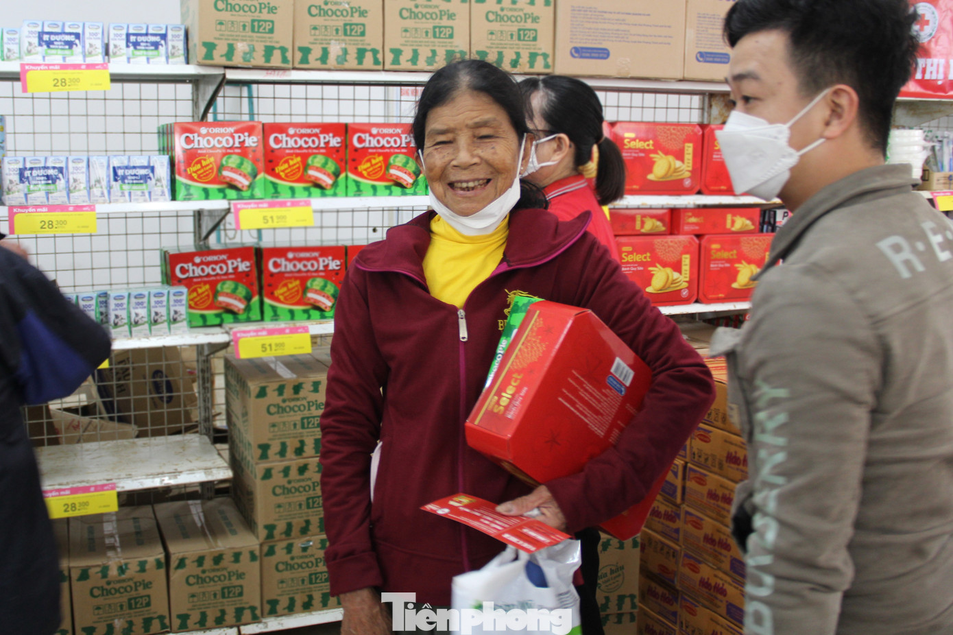 Được sự hỗ trợ của một tình nguyện viên, bà Lệ nhanh chóng lựa xong hàng hóa để ra quầy thanh toán. Mua đầy 2 giỏ, vẫn chưa hết 1 triệu, nhân viên thu ngân còn hướng dẫn bà mua thêm vài món cho đủ. Được sự hỗ trợ của một tình nguyện viên, bà Lệ nhanh chóng lựa xong hàng hóa để ra quầy thanh toán. Mua đầy 2 giỏ, vẫn chưa hết 1 triệu, nhân viên thu ngân còn hướng dẫn bà mua thêm vài món cho đủ.