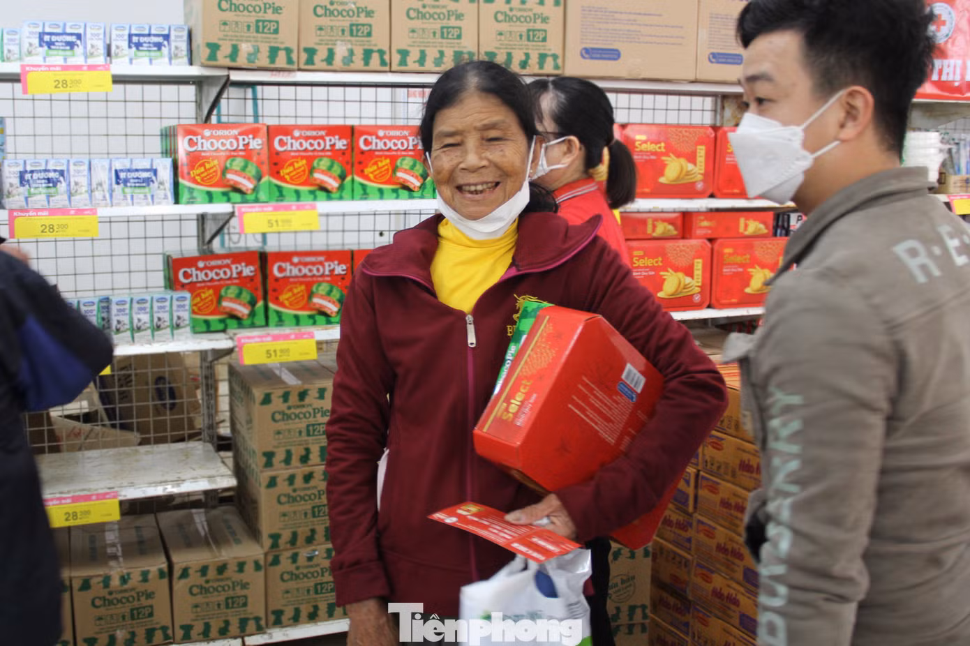 Được sự hỗ trợ của một tình nguyện viên, bà Lệ nhanh chóng lựa xong hàng hóa để ra quầy thanh toán. Mua đầy 2 giỏ, vẫn chưa hết 1 triệu, nhân viên thu ngân còn hướng dẫn bà mua thêm vài món cho đủ.