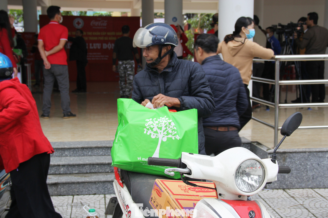 Cũng như bà Lệ, trong đợt mưa lũ lịch sử vừa qua, ông Nguyễn Lũy (61 tuổi, tổ 23 phường Hòa Thọ Tây) cũng bị nước lũ cuốn trôi hết gà, vịt, trâu… “Bầy gà, bầy vịt vốn là để dịp này xuất chuồng, kiếm tiền tiêu Tết. Lũ cuốn trôi hết thì coi như mất Tết. Cũng may được Hội Chữ thập đỏ và mạnh thường quân quan tâm, nên tui cũng bớt lo”, ông Lũy vừa nói, vừa cẩn thận chất 2 túi hàng Tết lên xe. Cũng như bà Lệ, trong đợt mưa lũ lịch sử vừa qua, ông Nguyễn Lũy (61 tuổi, tổ 23 phường Hòa Thọ Tây) cũng bị nước lũ cuốn trôi hết gà, vịt, trâu… “Bầy gà, bầy vịt vốn là để dịp này xuất chuồng, kiếm tiền tiêu Tết. Lũ cuốn trôi hết thì coi như mất Tết. Cũng may được Hội Chữ thập đỏ và mạnh thường quân quan tâm, nên tui cũng bớt lo”, ông Lũy vừa nói, vừa cẩn thận chất 2 túi hàng Tết lên xe.