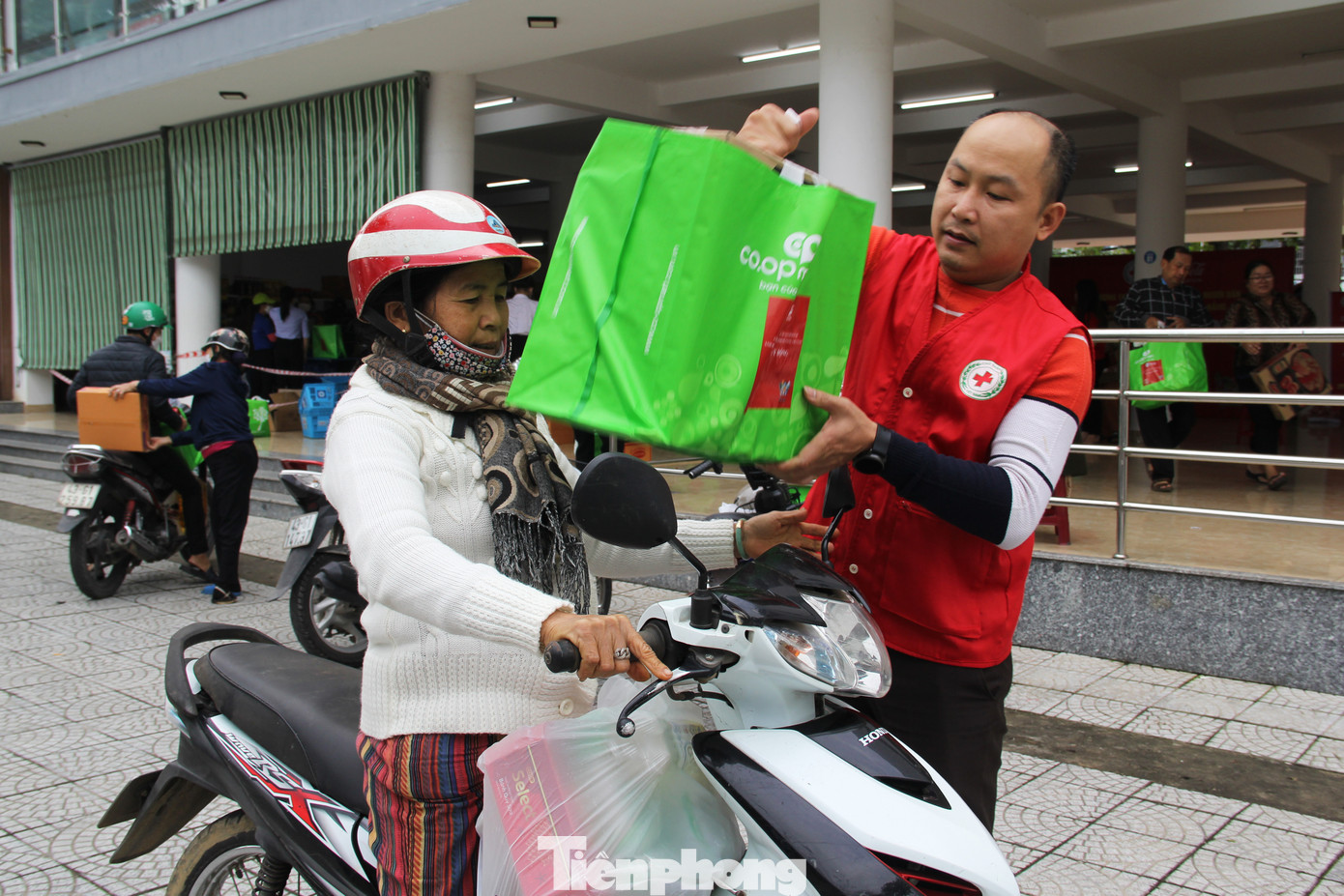 Theo bà Lê Thị Như Hồng - Chủ tịch Hội Chữ thập đỏ TP Đà Nẵng, với hình thức siêu thị di động, người dân sẽ được tự lựa chọn các mặt hàng nhu yếu phẩm, thực phẩm, thực phẩm… để sắm Tết theo nhu cầu của gia đình. Theo bà Lê Thị Như Hồng - Chủ tịch Hội Chữ thập đỏ TP Đà Nẵng, với hình thức siêu thị di động, người dân sẽ được tự lựa chọn các mặt hàng nhu yếu phẩm, thực phẩm, thực phẩm… để sắm Tết theo nhu cầu của gia đình.