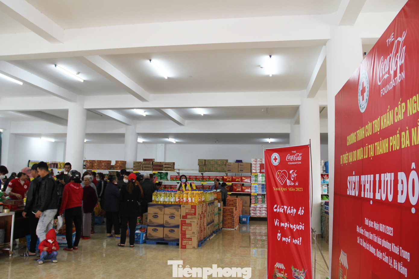 Thông qua hình thức Siêu thị lưu động, các hộ dân chịu ảnh hưởng bởi đợt mưa lũ lịch sử được sắm Tết 0 đồng với phiếu mua hàng trị giá 1 triệu đồng. Thông qua hình thức Siêu thị lưu động, các hộ dân chịu ảnh hưởng bởi đợt mưa lũ lịch sử được sắm Tết 0 đồng với phiếu mua hàng trị giá 1 triệu đồng.