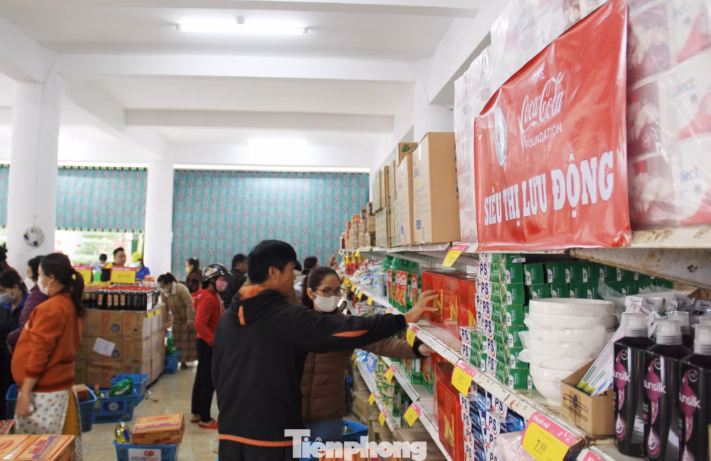 Từ sáng sớm 6/1, bà Nguyễn Thị Lệ đã nhờ cháu trai chở đến Trung tâm văn hóa phường Khuê Trung (quận Cẩm Lệ) để xếp hàng chờ đi siêu thị lưu động. Đưa giấy mời cho các tình nguyện viên, bà Lệ được phát một phiếu mua hàng trị giá 1 triệu đồng để sắm Tết ở siêu thị.