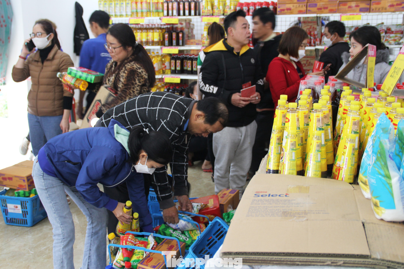 Có 6 Siêu thị lưu động được tổ chức trên địa bàn, kéo dài từ ngày 4/1 đến ngày 14/1; hỗ trợ 3.400 phiếu mua lương thực, thực phẩm; 1.500 phiếu mua đồ dùng thiết yếu trong gia đình cho người dân. Có 6 Siêu thị lưu động được tổ chức trên địa bàn, kéo dài từ ngày 4/1 đến ngày 14/1; hỗ trợ 3.400 phiếu mua lương thực, thực phẩm; 1.500 phiếu mua đồ dùng thiết yếu trong gia đình cho người dân.